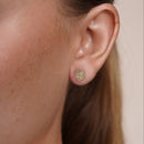 14KE0004. - Pendientes de oro amarillo de 14 quilates con flores iridiscentes y corte de diamante.
