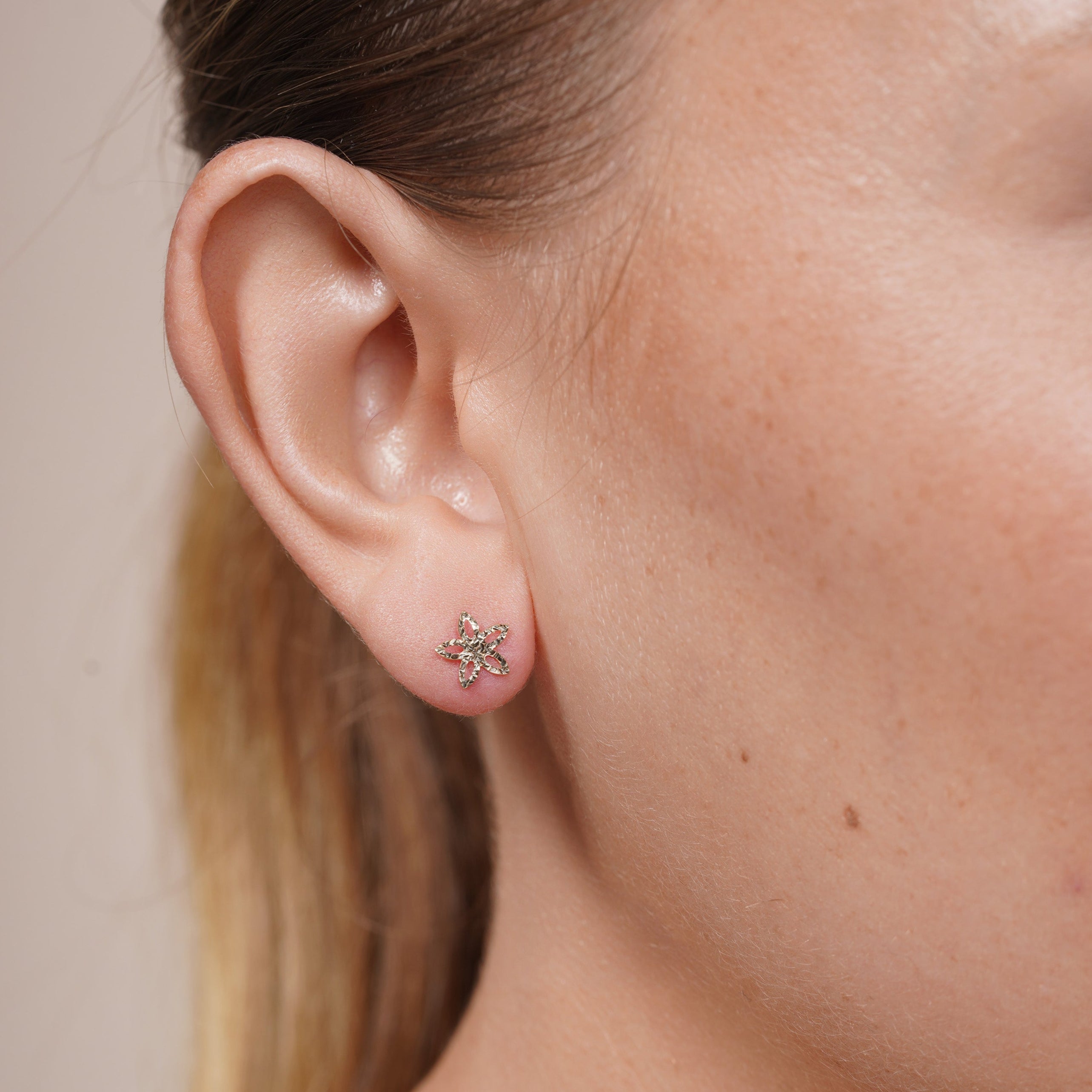 14KE0013. - 14 Karat Yellow Gold Diamond Cut Star Flower Earrings