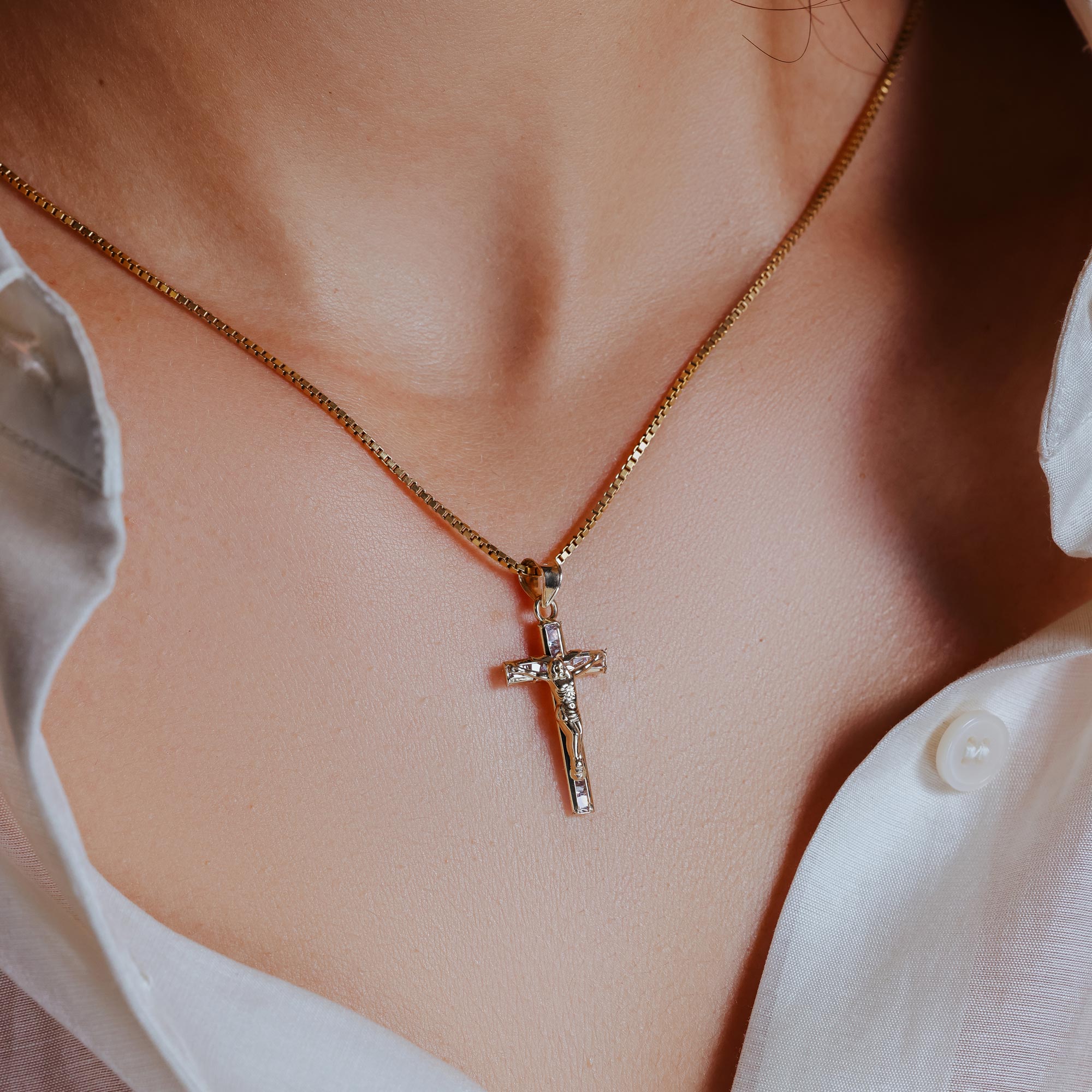 14P00054 - Colgante con crucifijo de oro amarillo de 14 quilates con circonita transparente