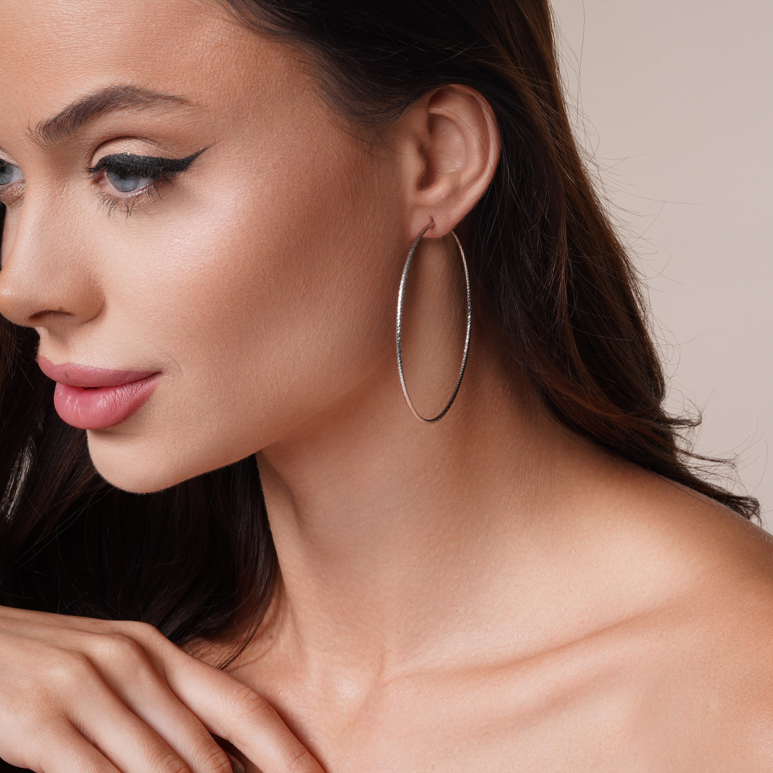 Pendiente de aro trenzado de plata de ley 925 rodiada - ARE00049RH