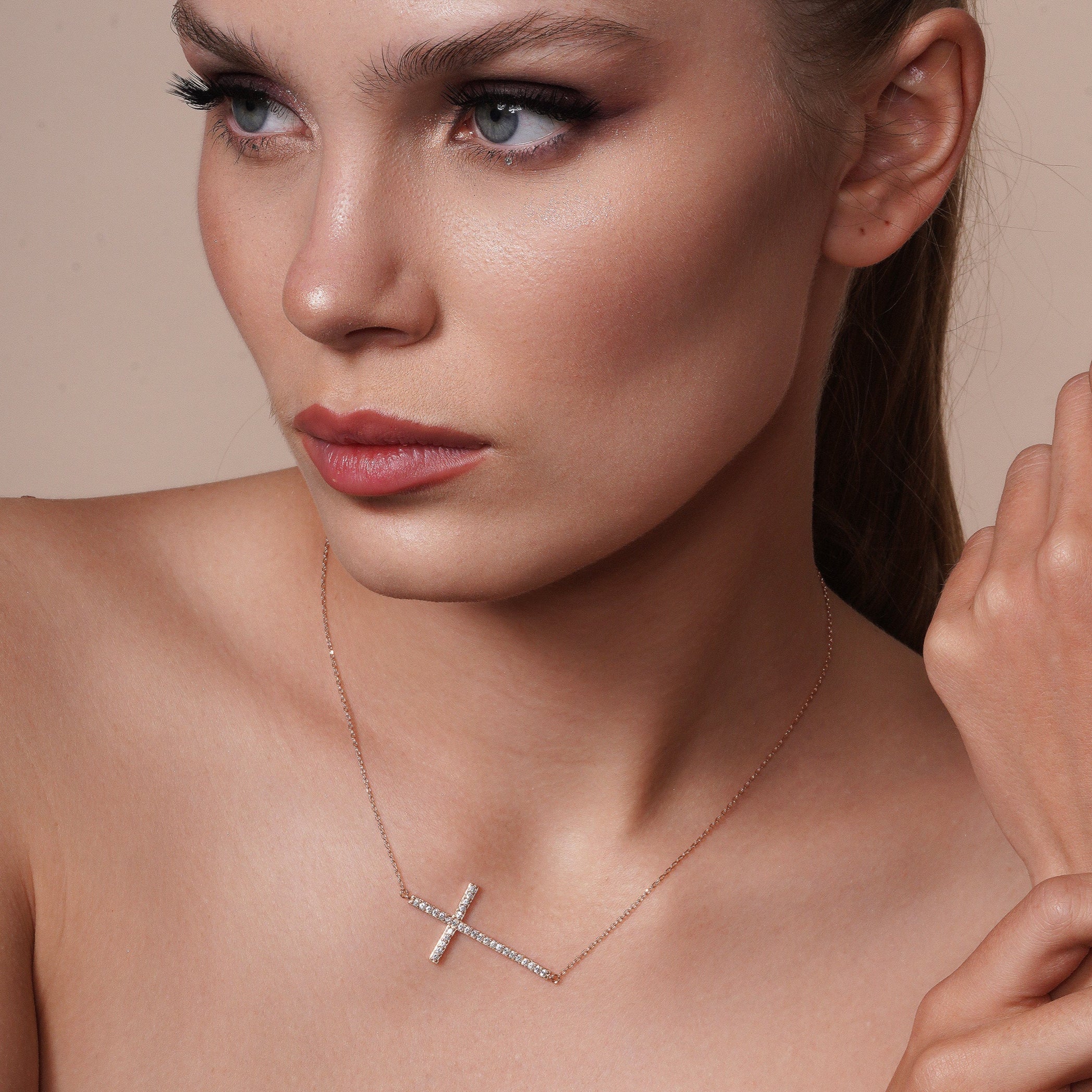 Collar de plata 925 chapado en oro rosa con cruz lateral y circonitas - BGP00675