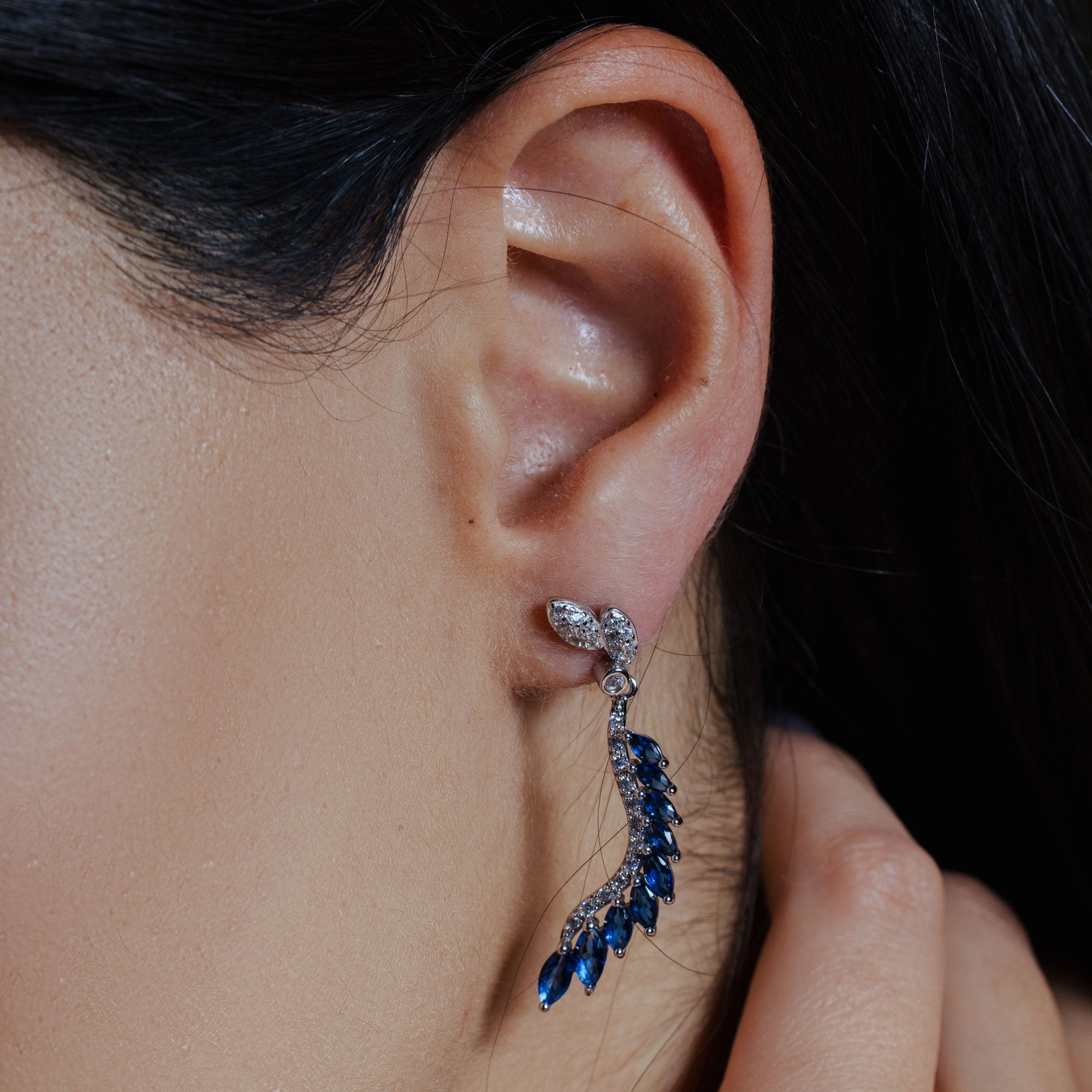 Pendientes colgantes de pluma con circonita azul en plata de ley 925 rodiada - BGE00604BLU