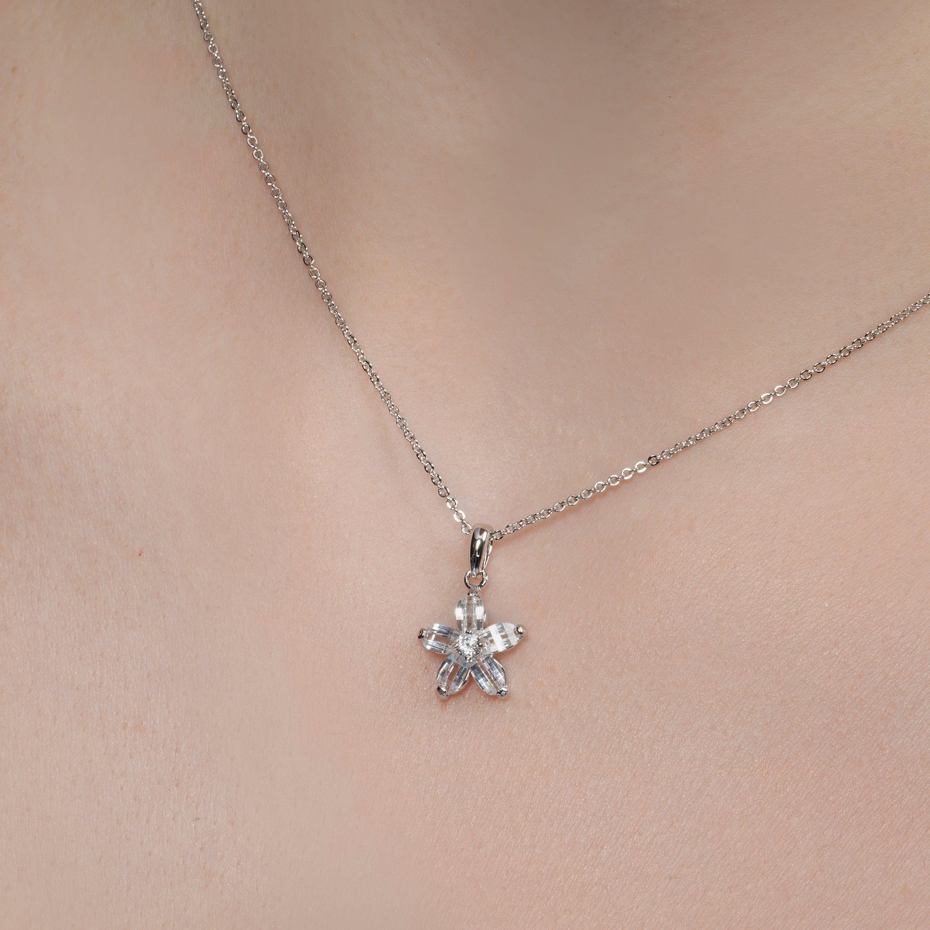Clearance-Silver 925 Rhodium Plated Flower Design CZ Necklace - BGP00535