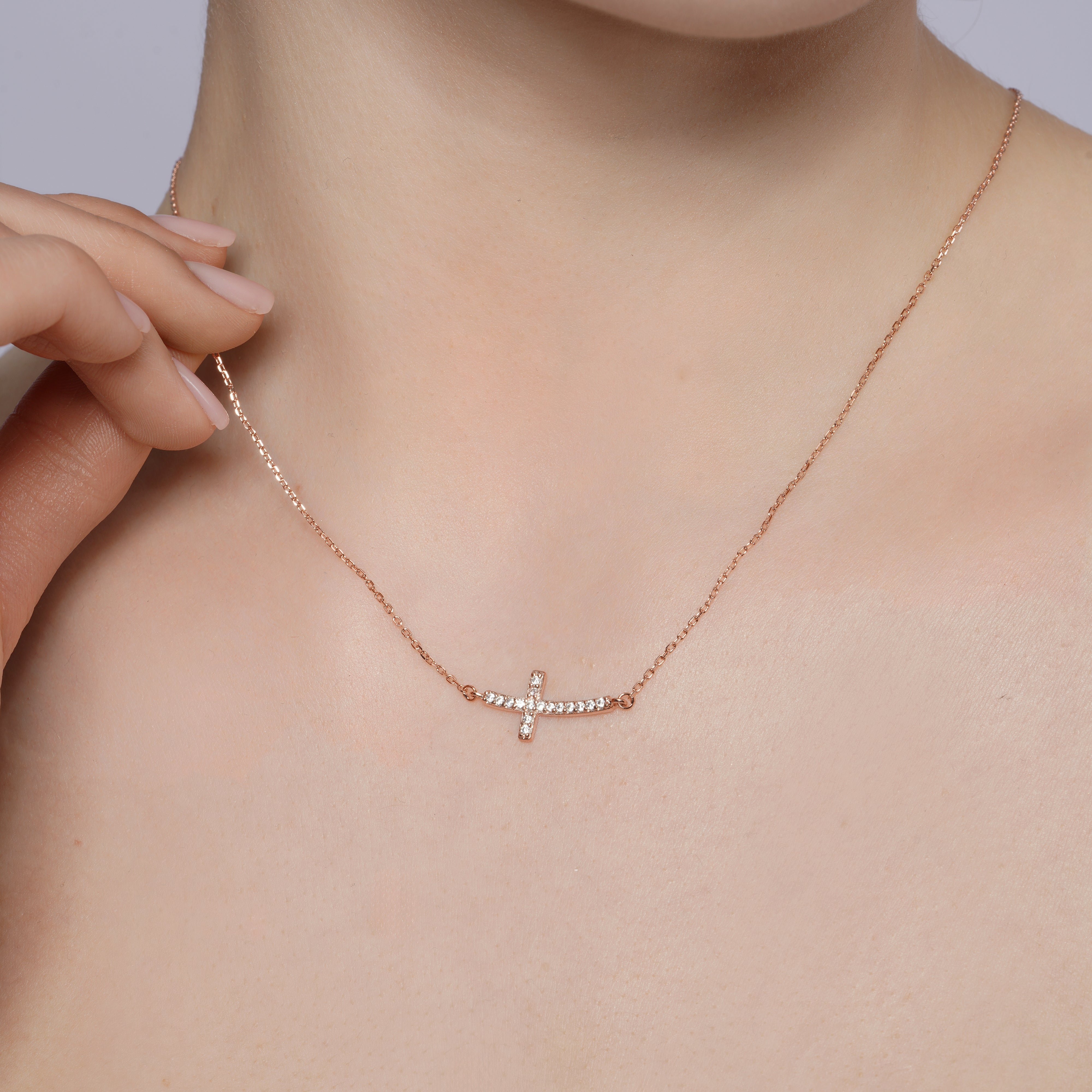 Collar con cruz lateral de plata de ley 925 chapado en oro rosa con circonitas cúbicas - BGP00648