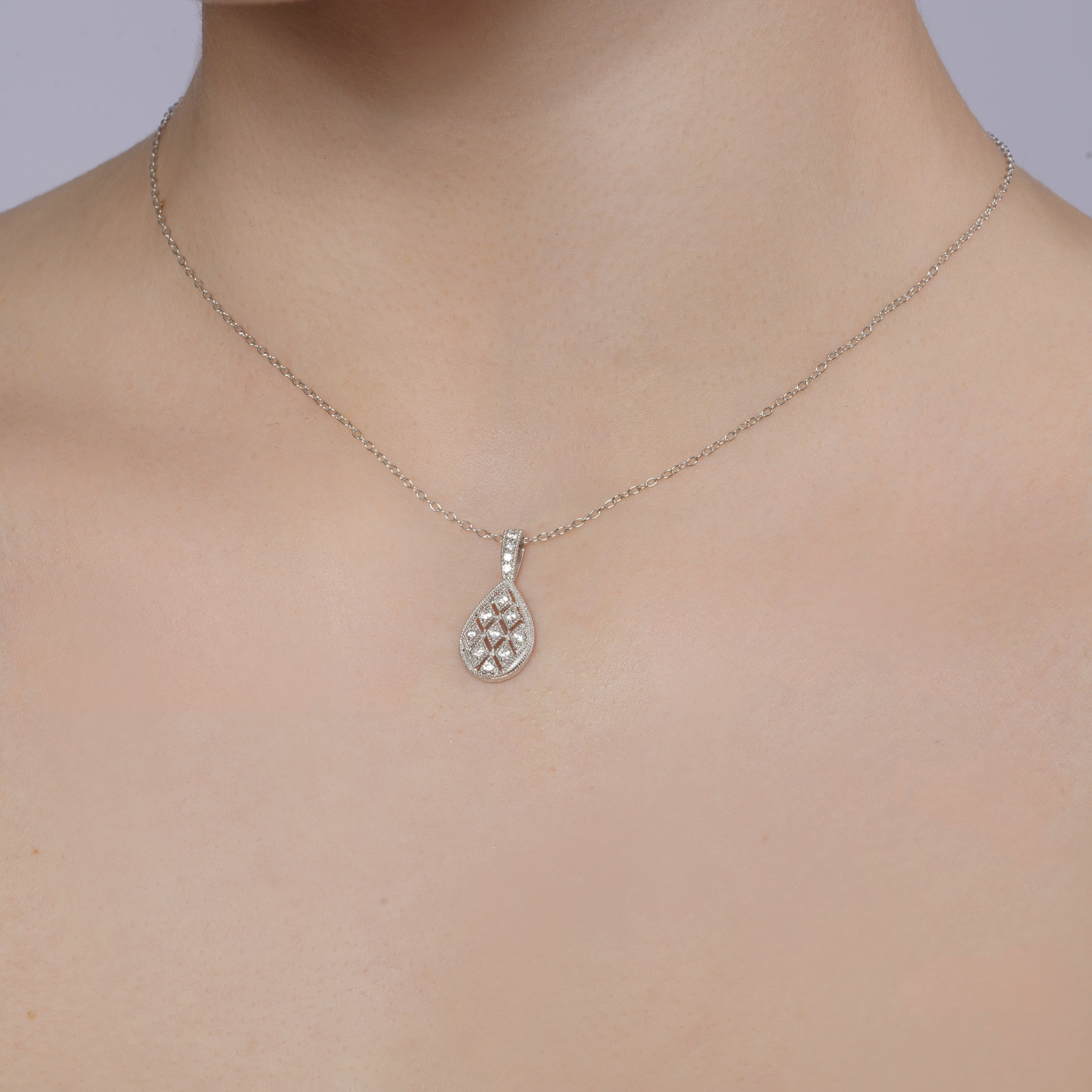 Collar con colgante de lágrima de circonita cúbica con diseño ornamentado, plata de ley 925 con baño de rodio - BGP00779