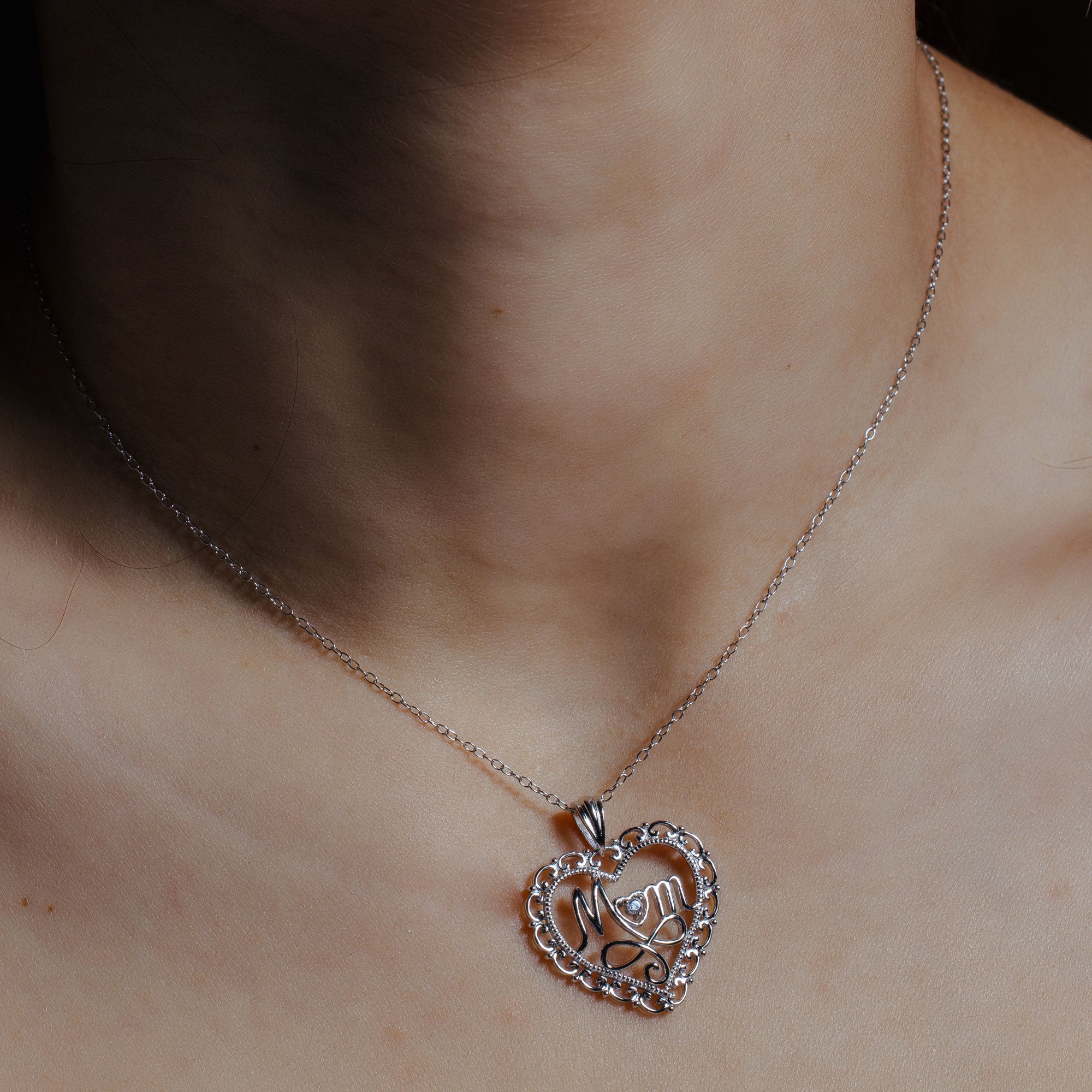 Collar con colgante de mamá en forma de corazón abierto con circonita transparente chapada en rodio de plata 925 - BGP00839