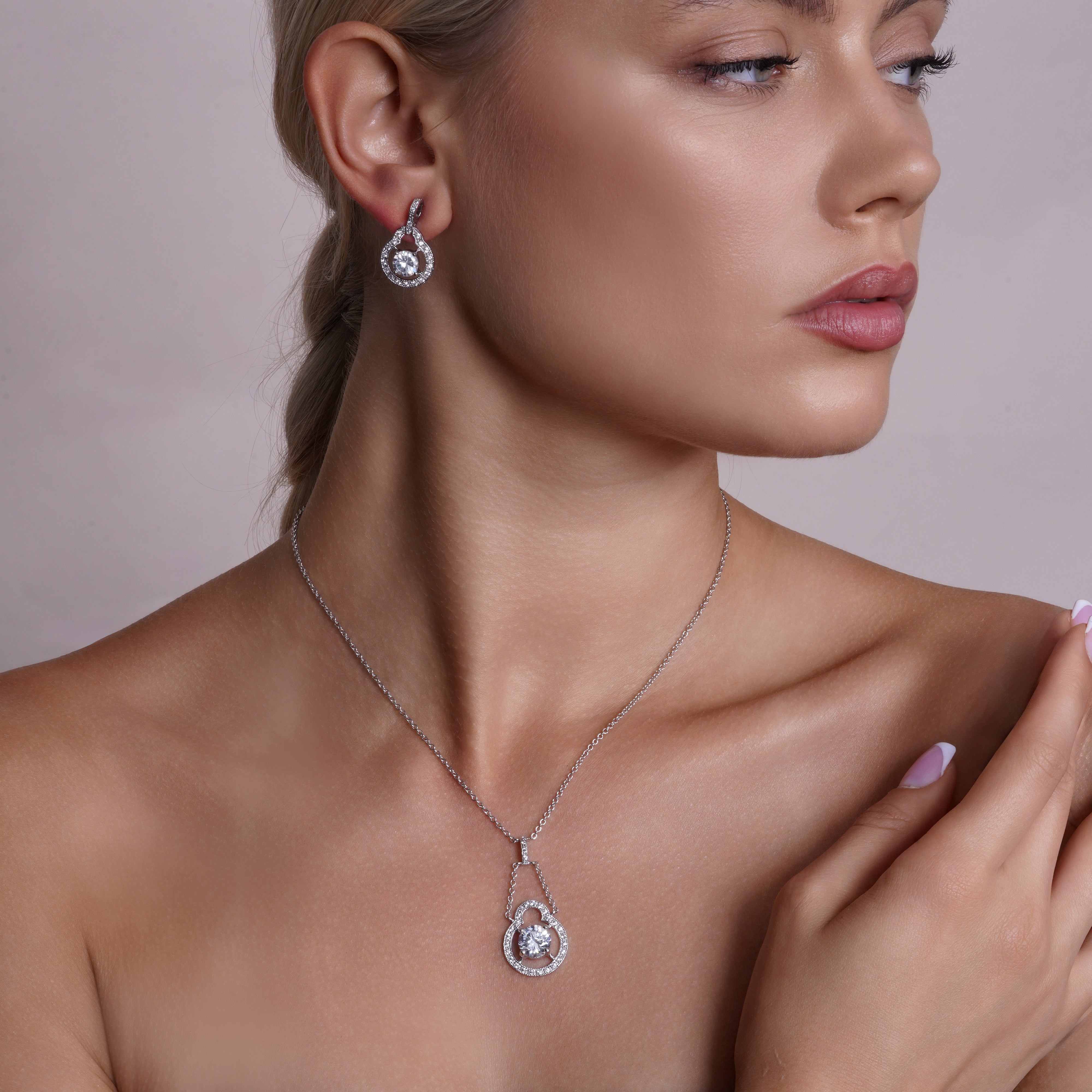 Liquidación - Juego de aretes y collar con colgante redondo abierto de circonita cúbica y plata de ley 925 chapada en rodio - BGS00043