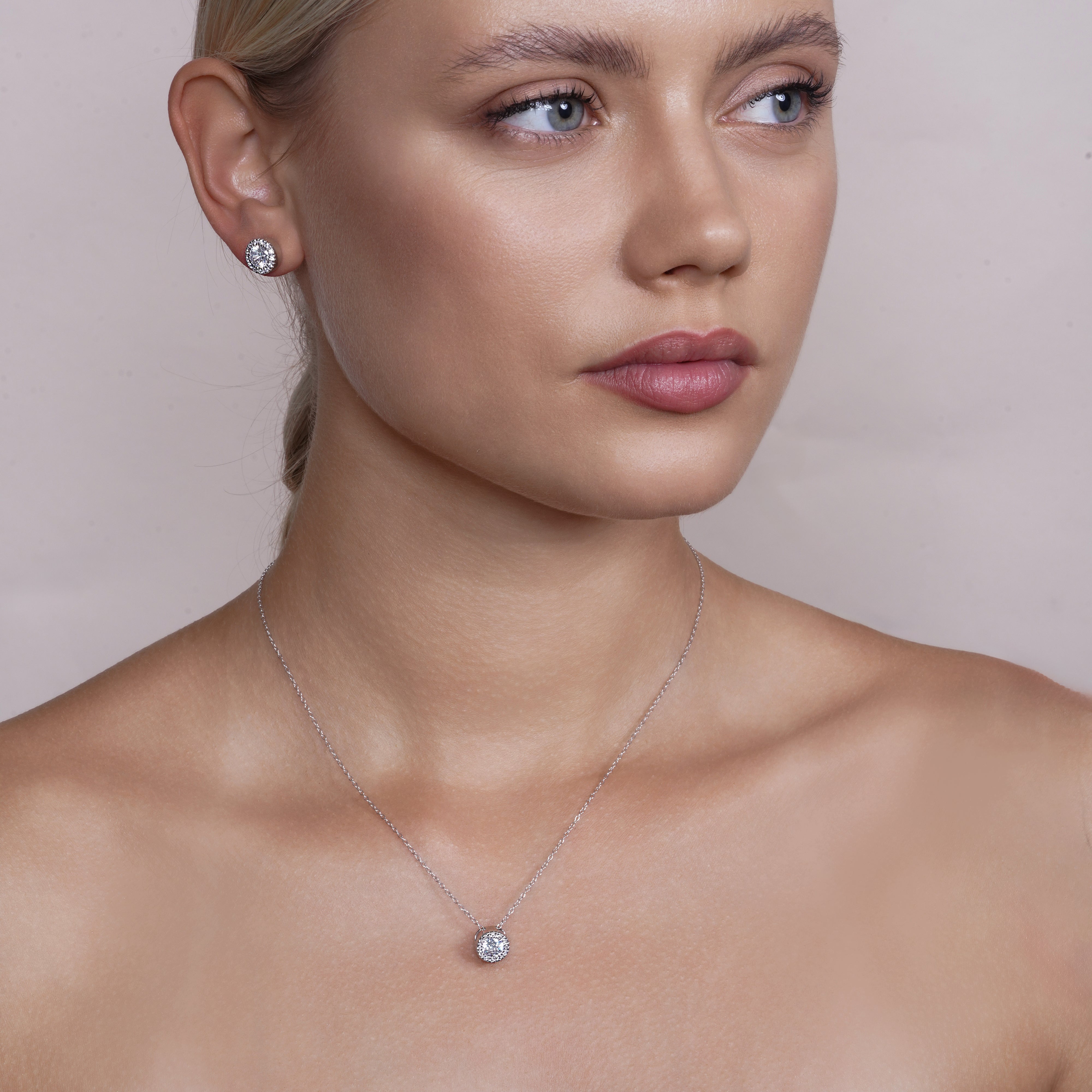 Juego de collar y pendientes de plata 925 con circonitas cúbicas transparentes redondas engastadas en pavé y baño de rodio - BGS00081