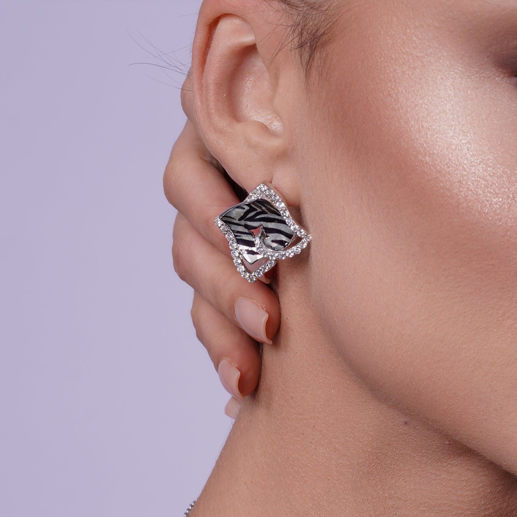 Liquidación - Conjunto de pendientes y collar de clip francés con circonitas transparentes cuadradas y estampado de rayas de cebra en plata 925 rodiada - BGS00086