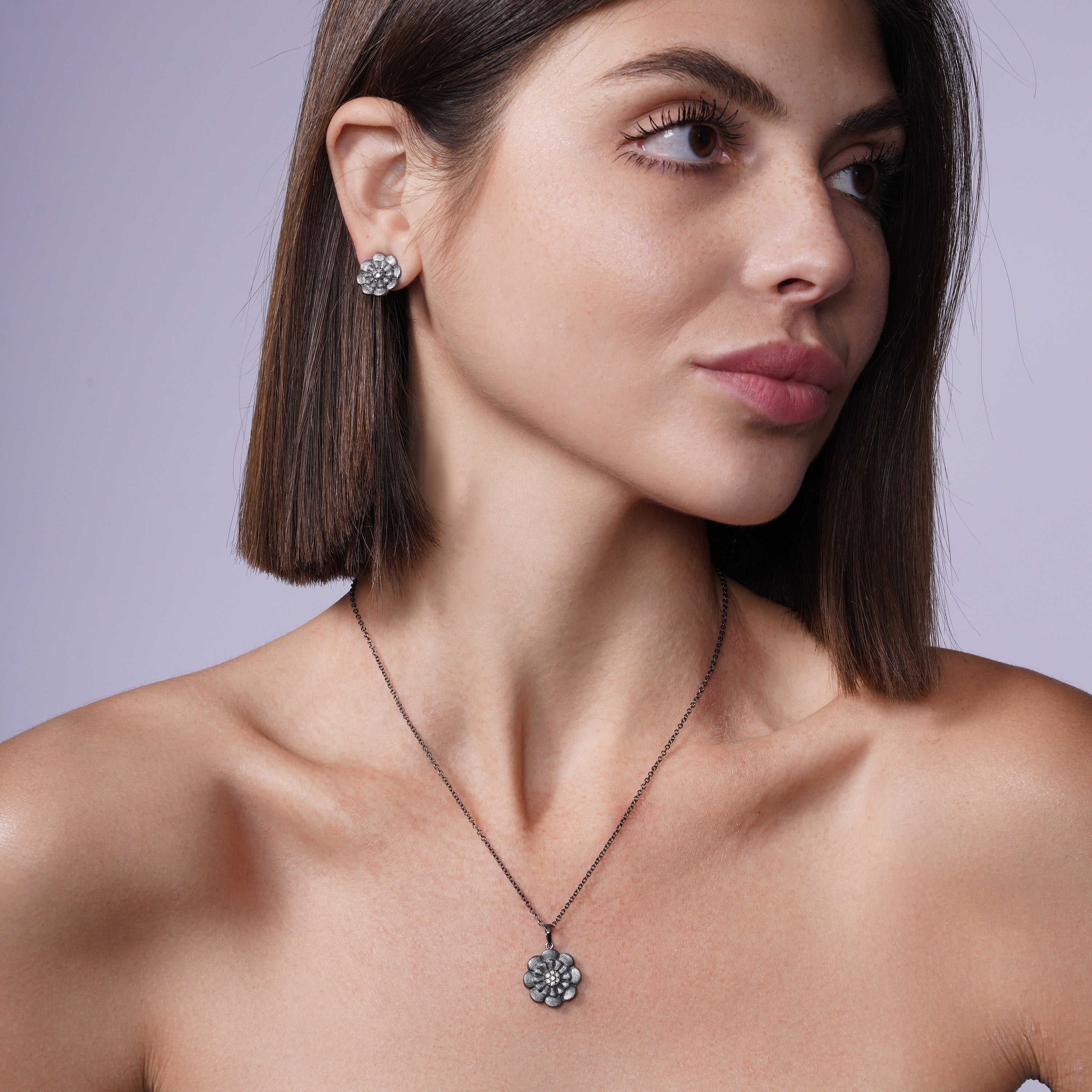 Liquidación - Conjunto de aretes y collar con flor de circonitas transparentes en plata 925 con baño de rodio negro - BGS00145