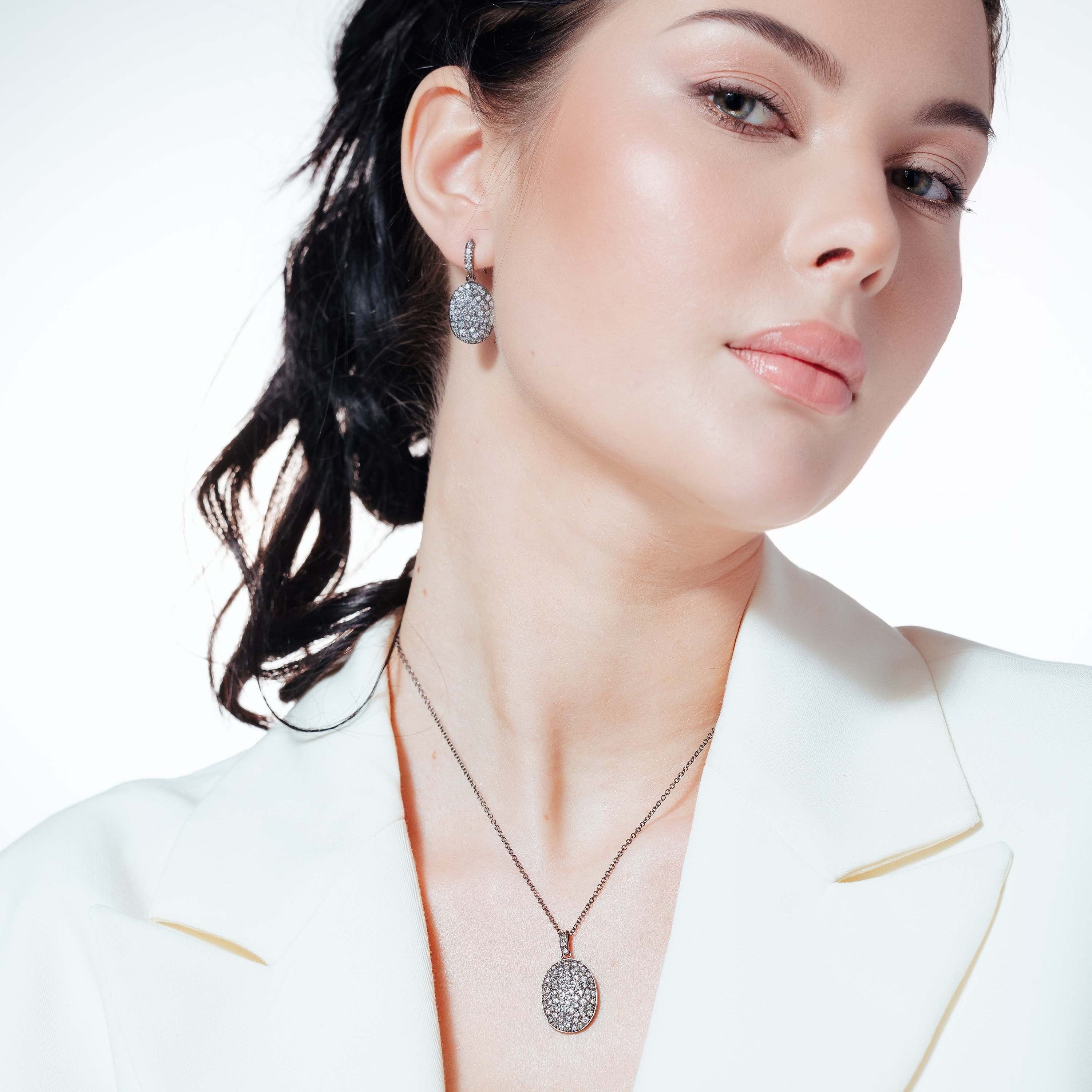 Liquidación - Juego de aretes y collar con cierre de palanca y circonitas cúbicas transparentes ovaladas en plata 925 con baño de rodio negro - BGS00181