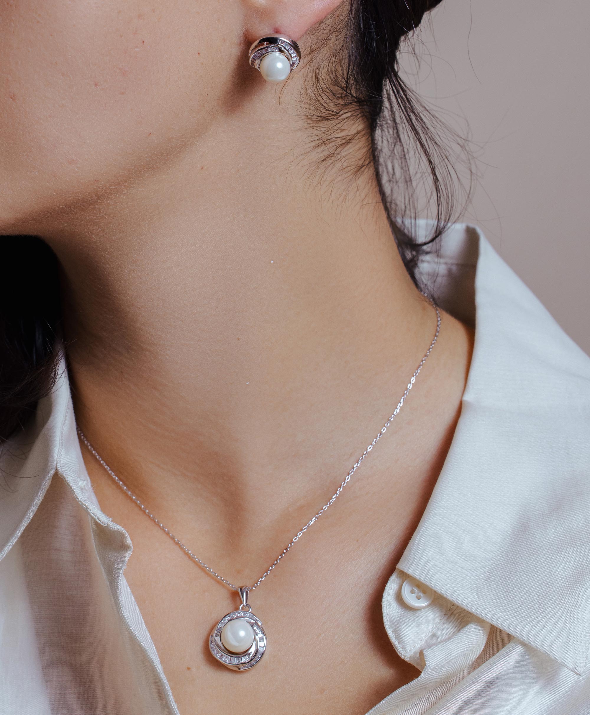 Juego de aretes y collar con centro de perlas de circonita cúbica transparente chapados en rodio de plata 925 - BGS00207