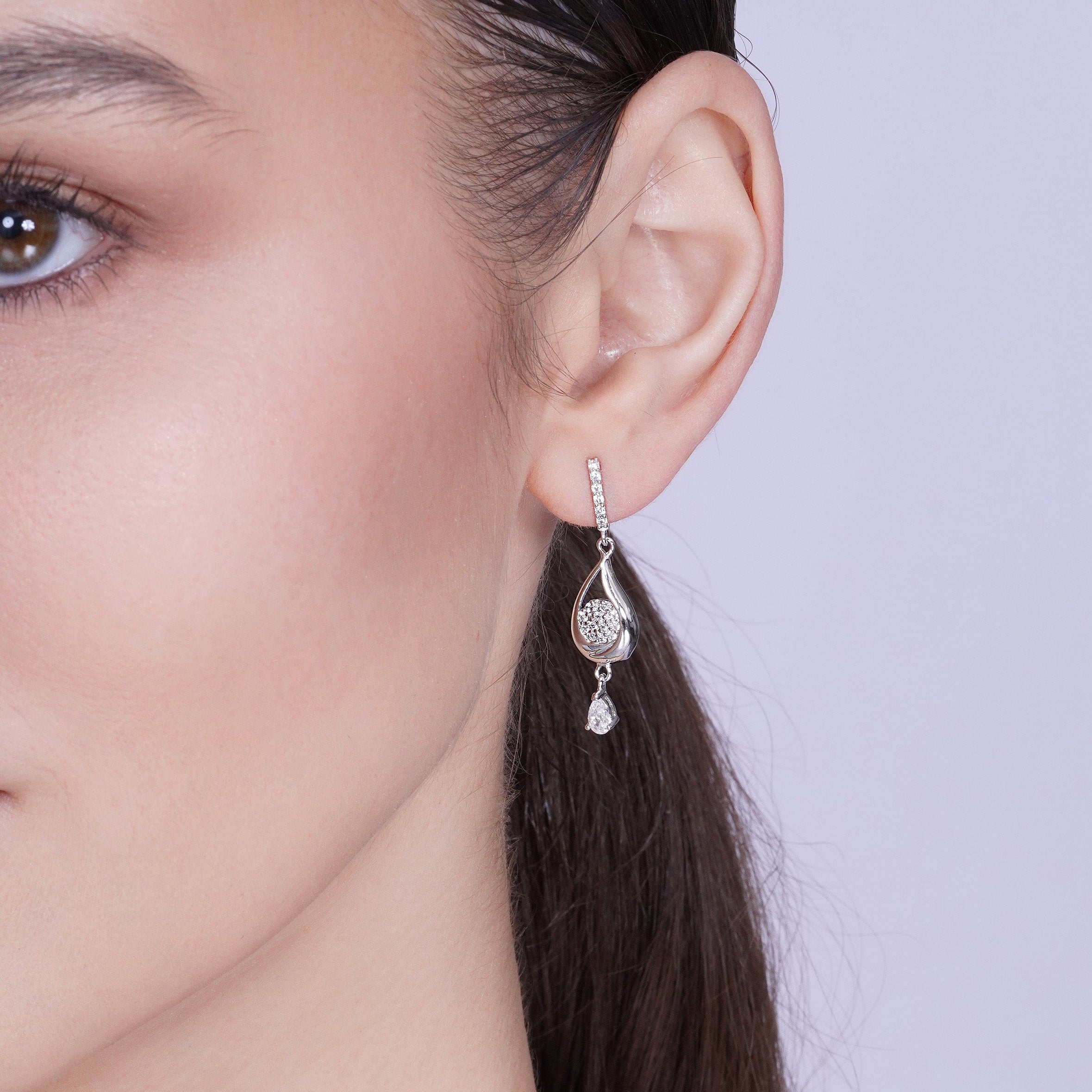 Juego de aretes colgantes y collar colgante con circonita cúbica transparente en forma de lágrima chapada en rodio de plata 925 - BGS00210