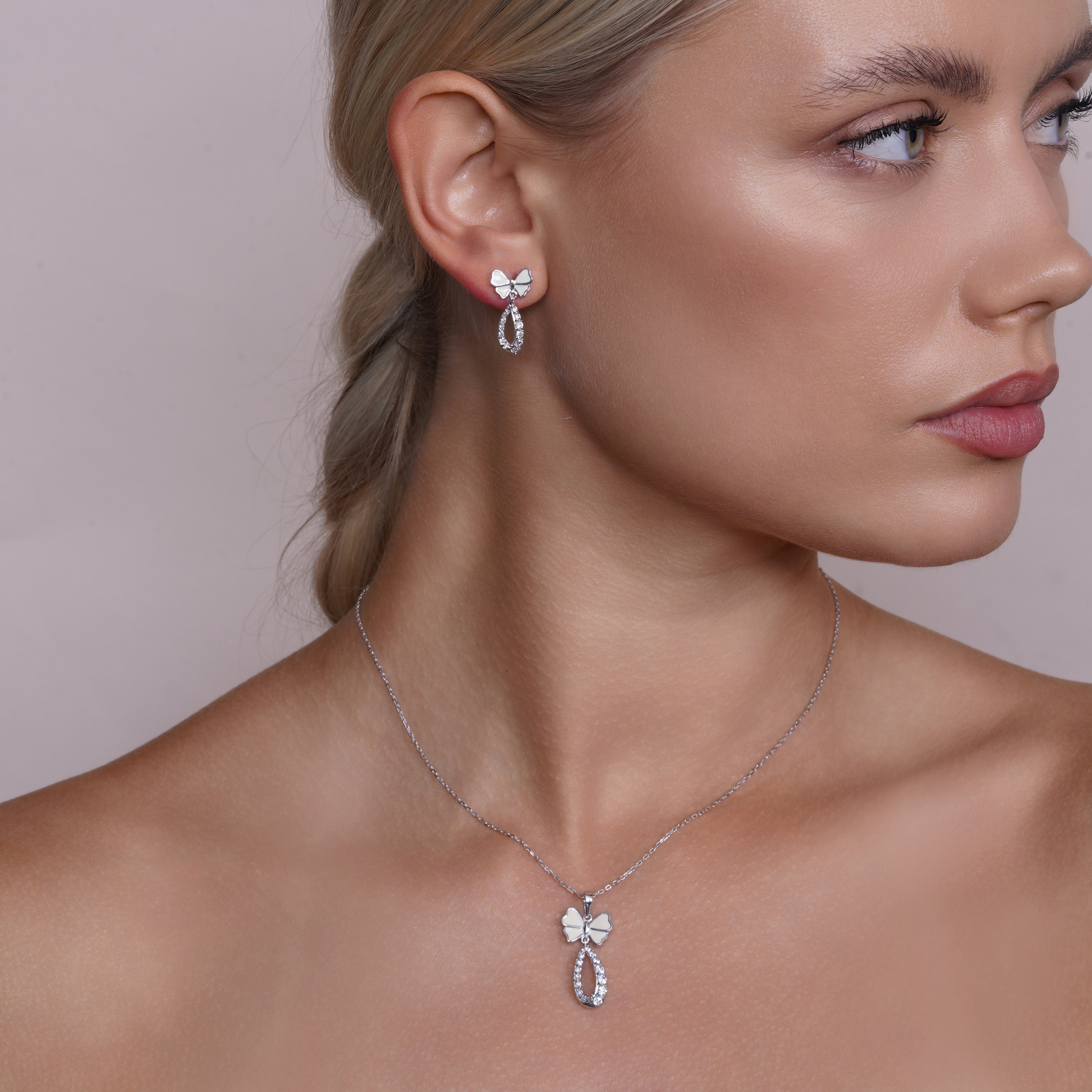 Juego de pendientes colgantes de mariposa abierta con circonitas cúbicas transparentes en plata de ley 925 rodiada - BGS00216
