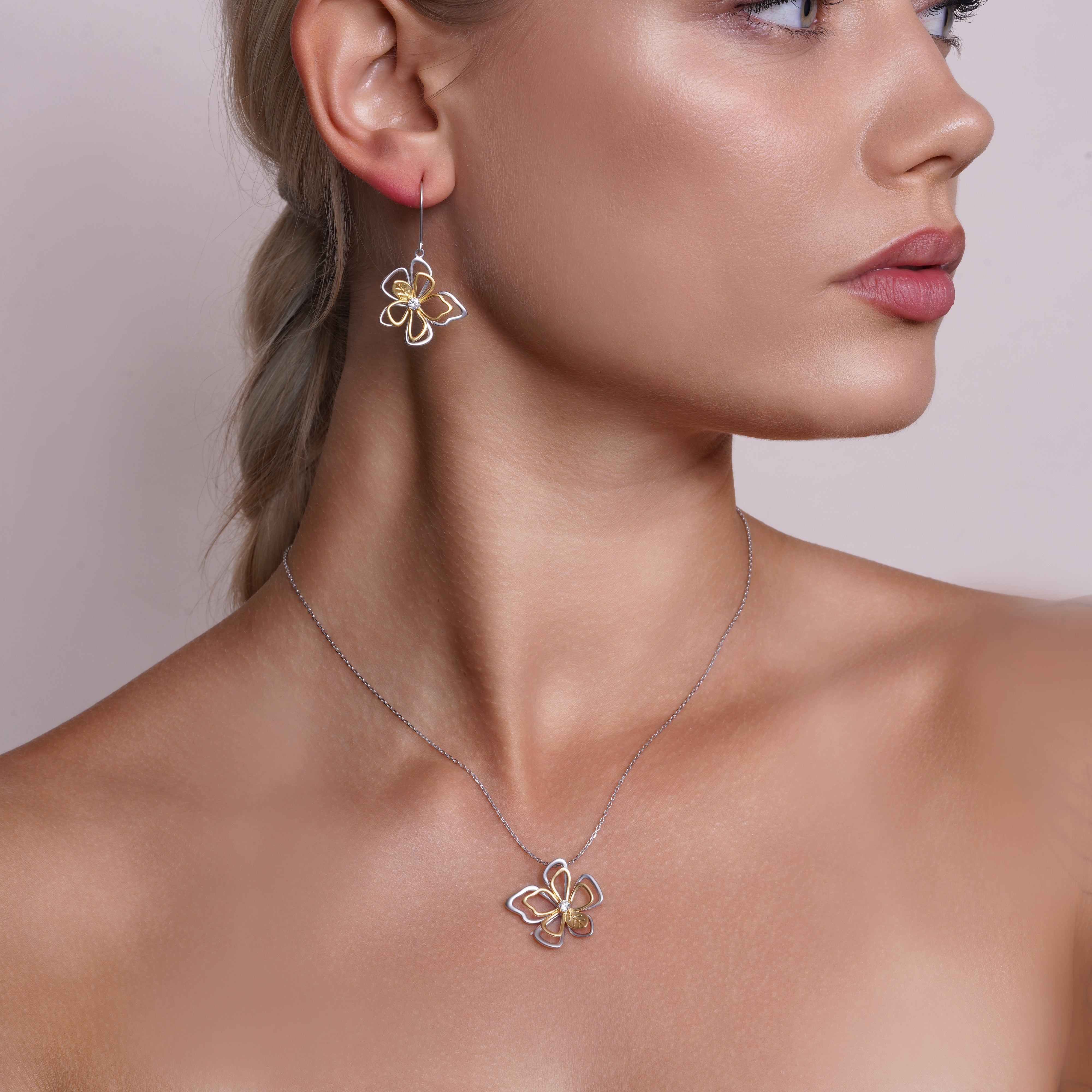 Juego de pendientes y collar de plata de ley 925 bañada en dos tonos con diseño de flor abierta y circonitas transparentes - BGS00225