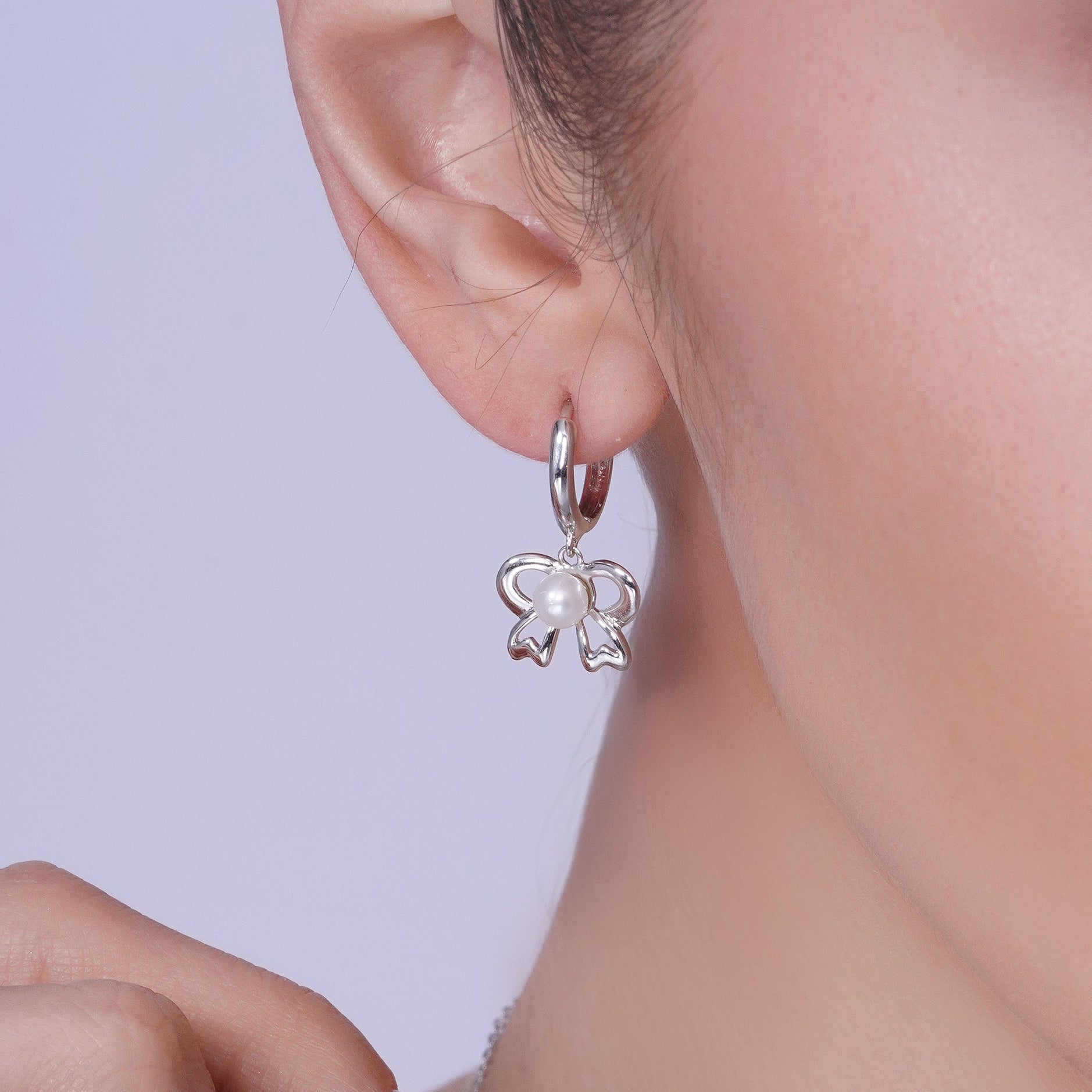 Conjunto de pendientes con cierre de palanca y collar de perlas y lazo bañados en rodio de plata 925 - BGS00240