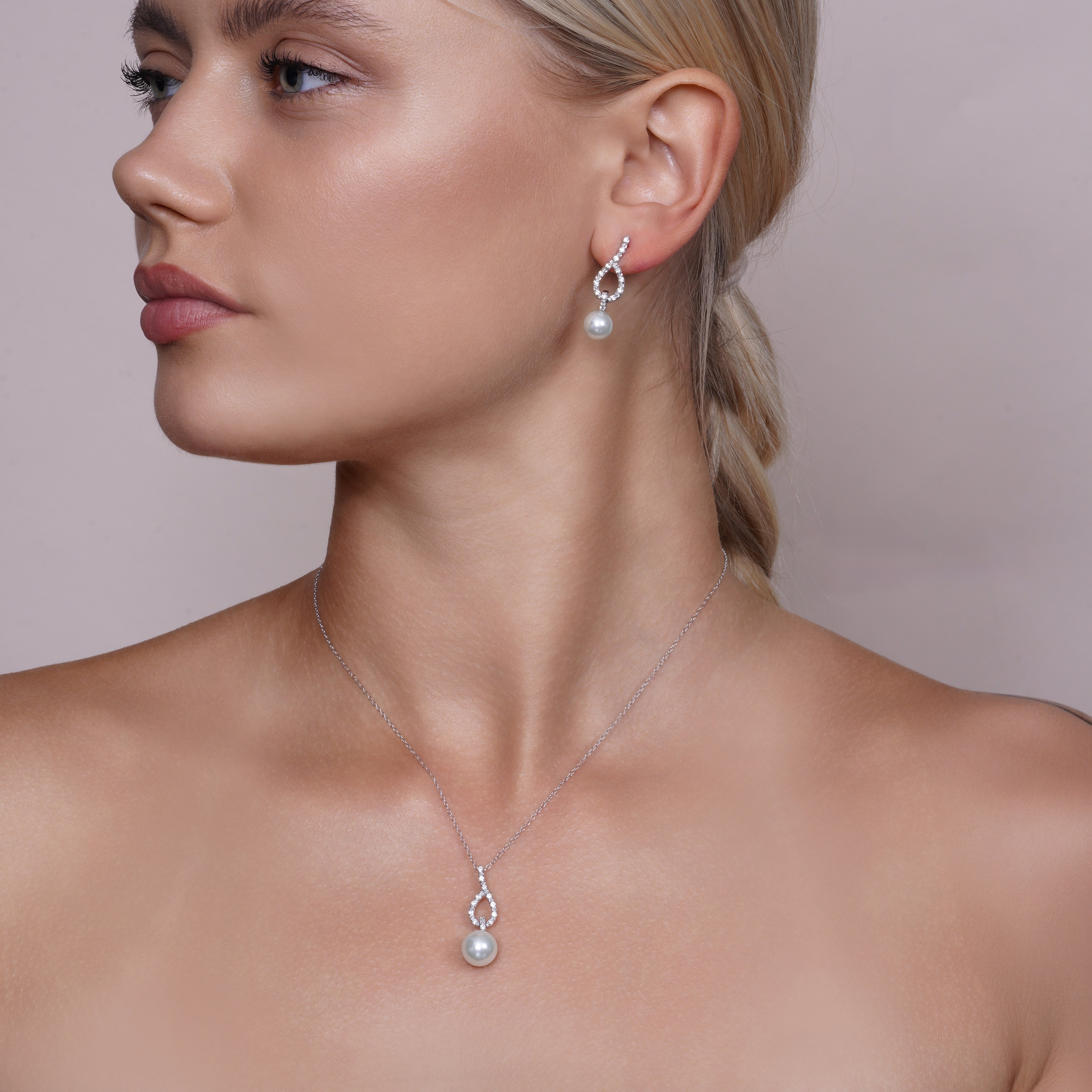 Conjunto de pendientes colgantes de perlas y circonitas transparentes con forma de lágrima abierta de plata de ley 925 bañada en rodio y collar colgante - BGS00243