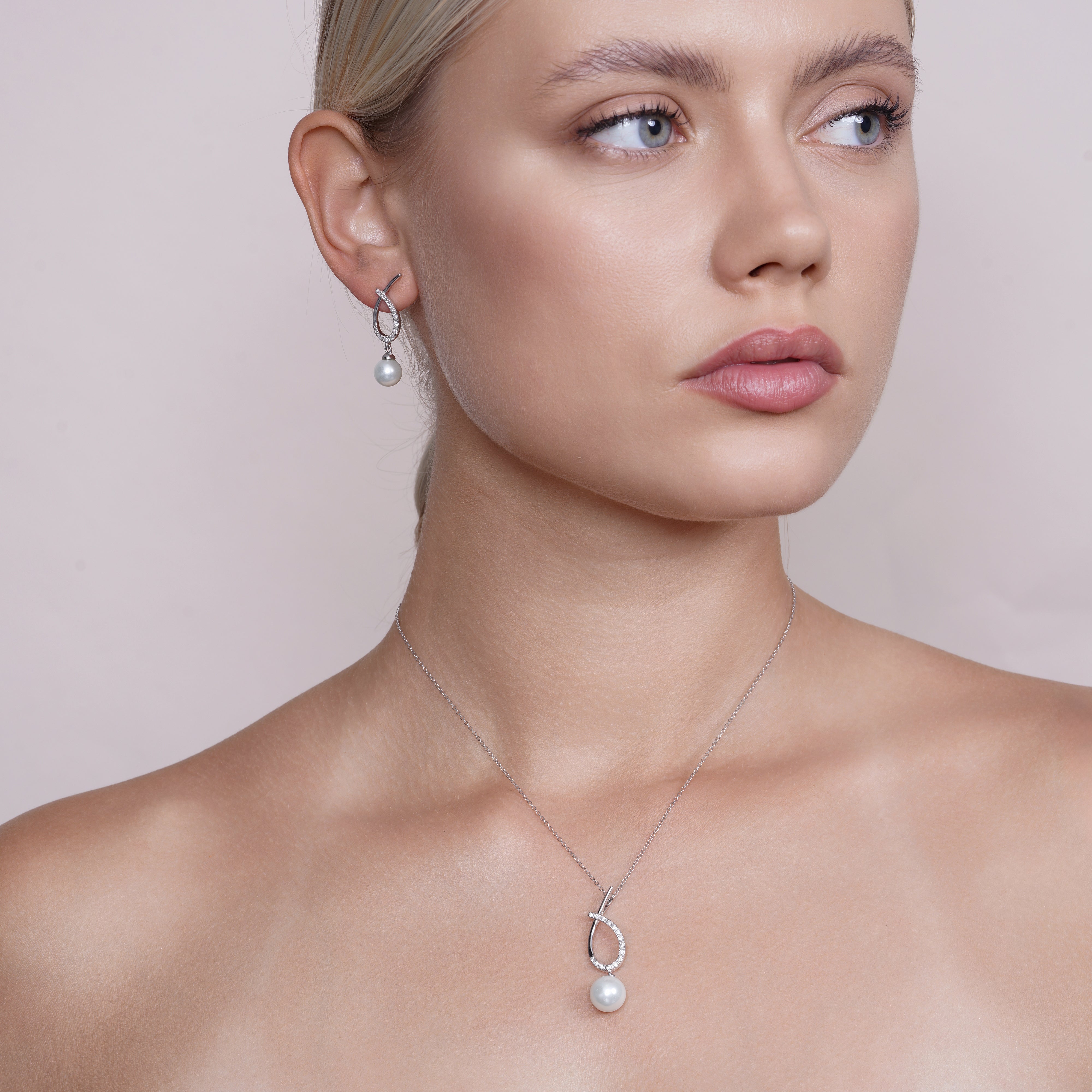 Set de Pendientes Colgantes y Collar de Plata 925 Bañada en Rodio con Óvalos Abiertos Superpuestos con Circonitas y Perlas - BGS00252
