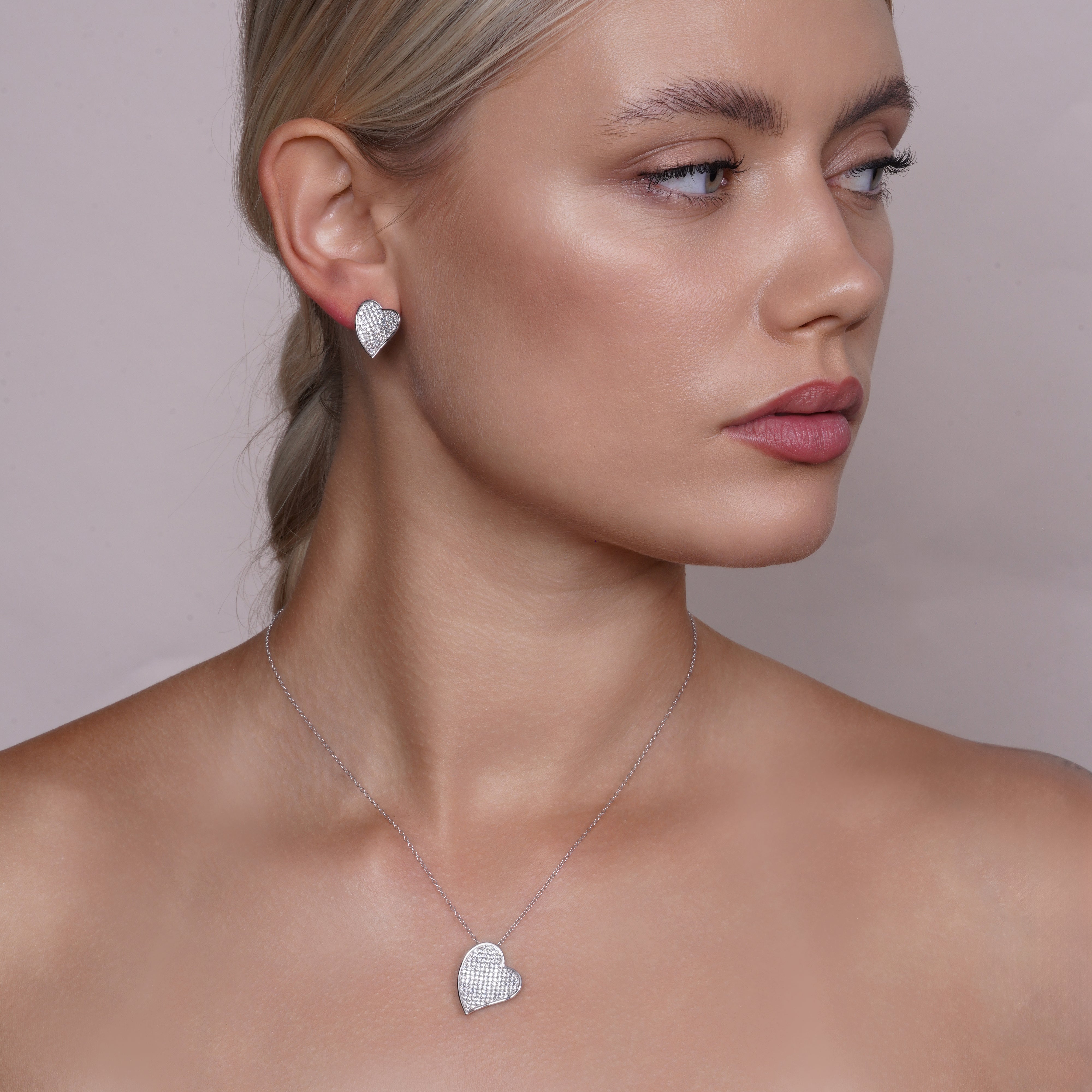 Juego de aretes y collar con circonita cúbica y corazón de rizo transparente con micropavé chapado en rodio en plata 925 - BGS00254
