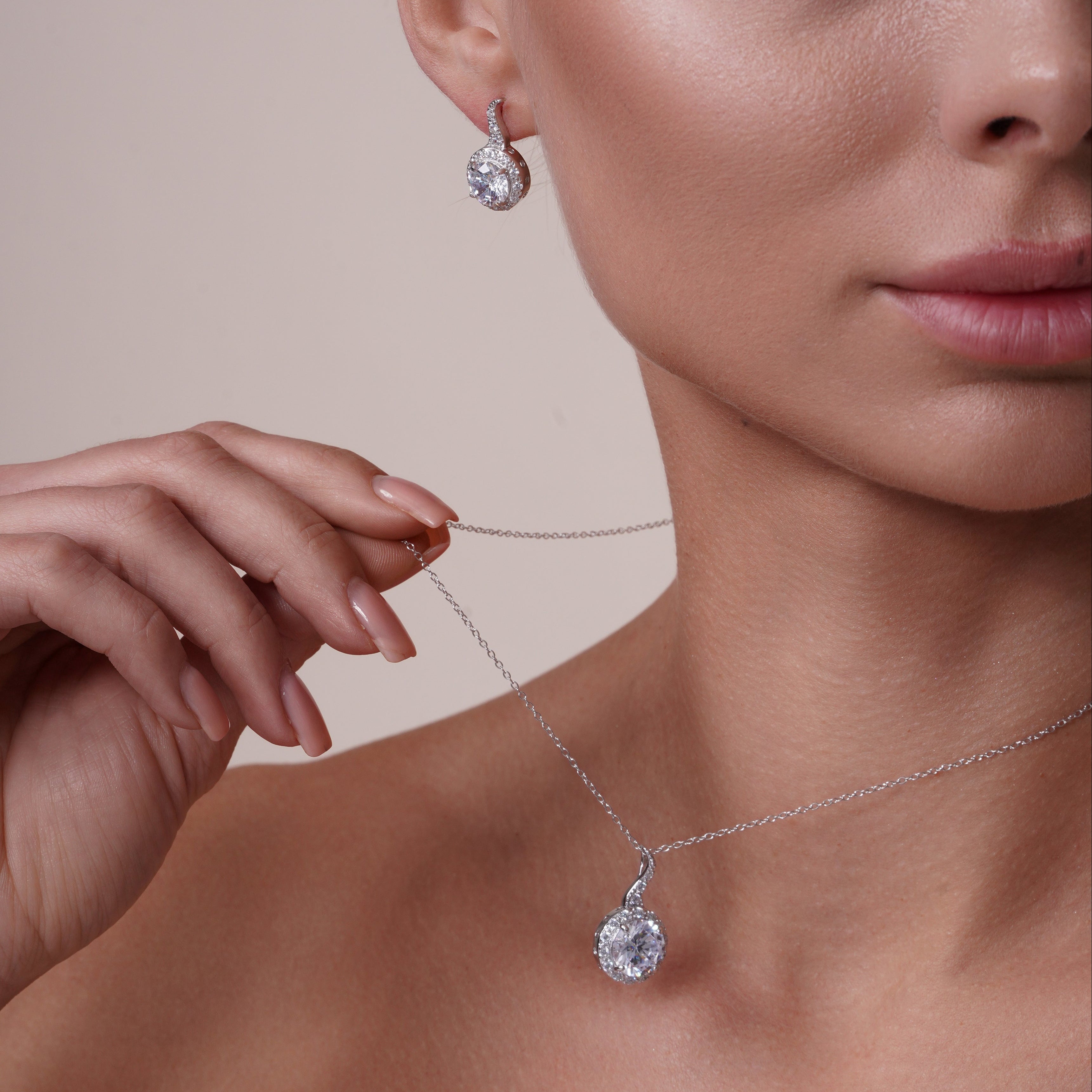 Juego de aretes colgantes y collar colgante con circonita cúbica redonda transparente chapada en rodio de plata 925 - BGS00258