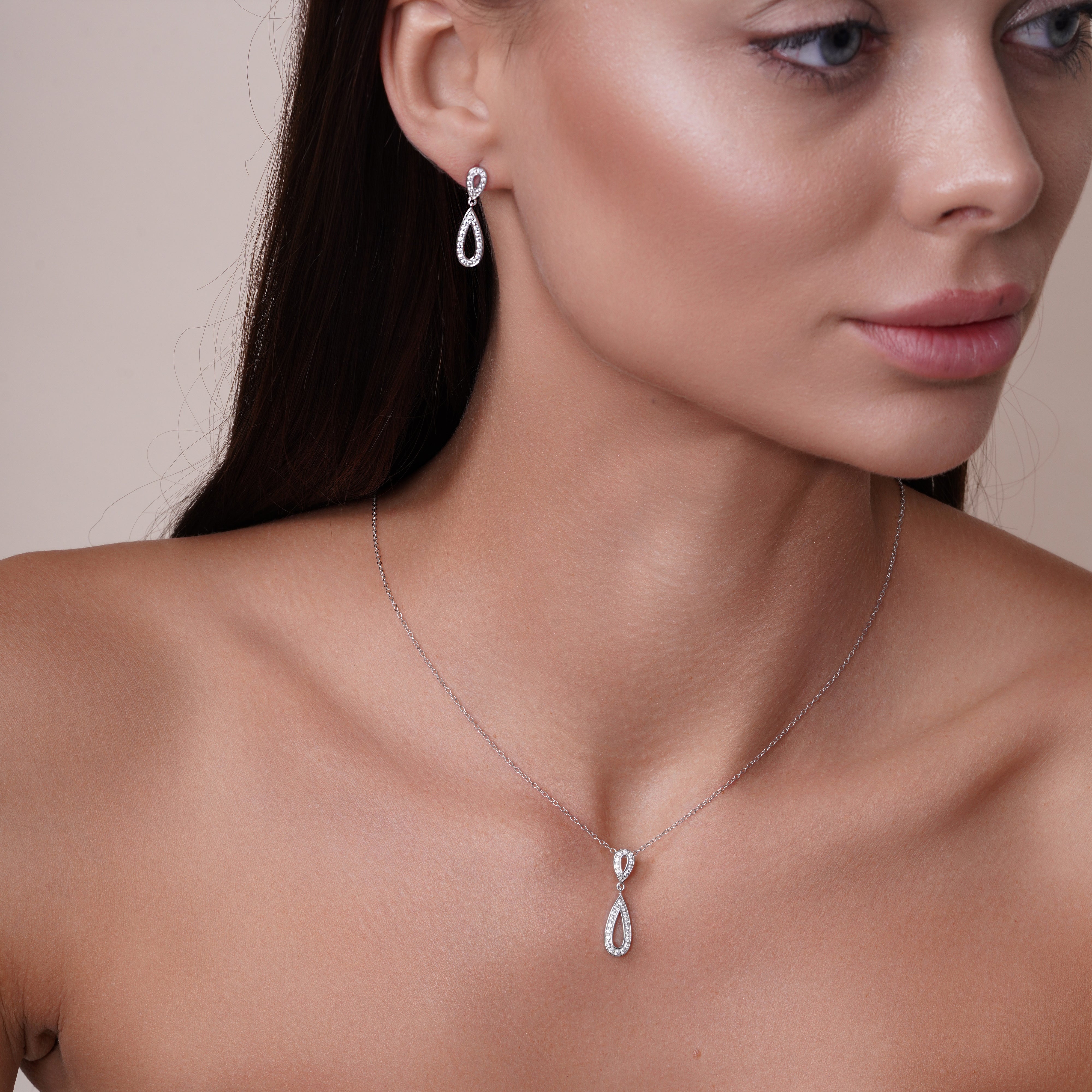 Juego de aretes colgantes y collar colgante con circonita cúbica en forma de lágrima abierta transparente chapada en rodio de plata 925 - BGS00261