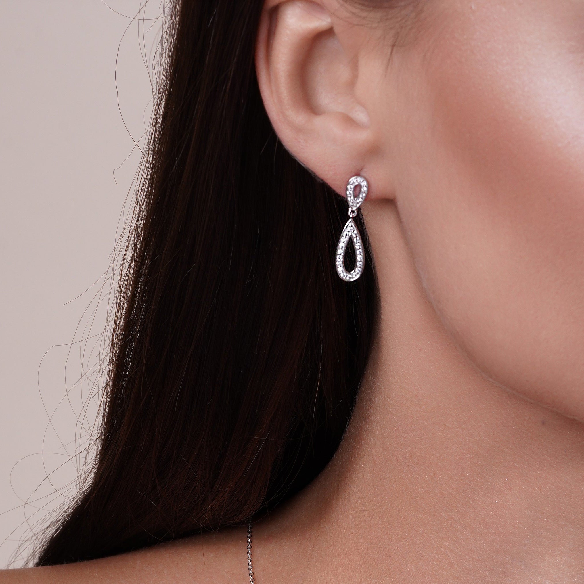 Juego de aretes colgantes y collar colgante con circonita cúbica en forma de lágrima abierta transparente chapada en rodio de plata 925 - BGS00261