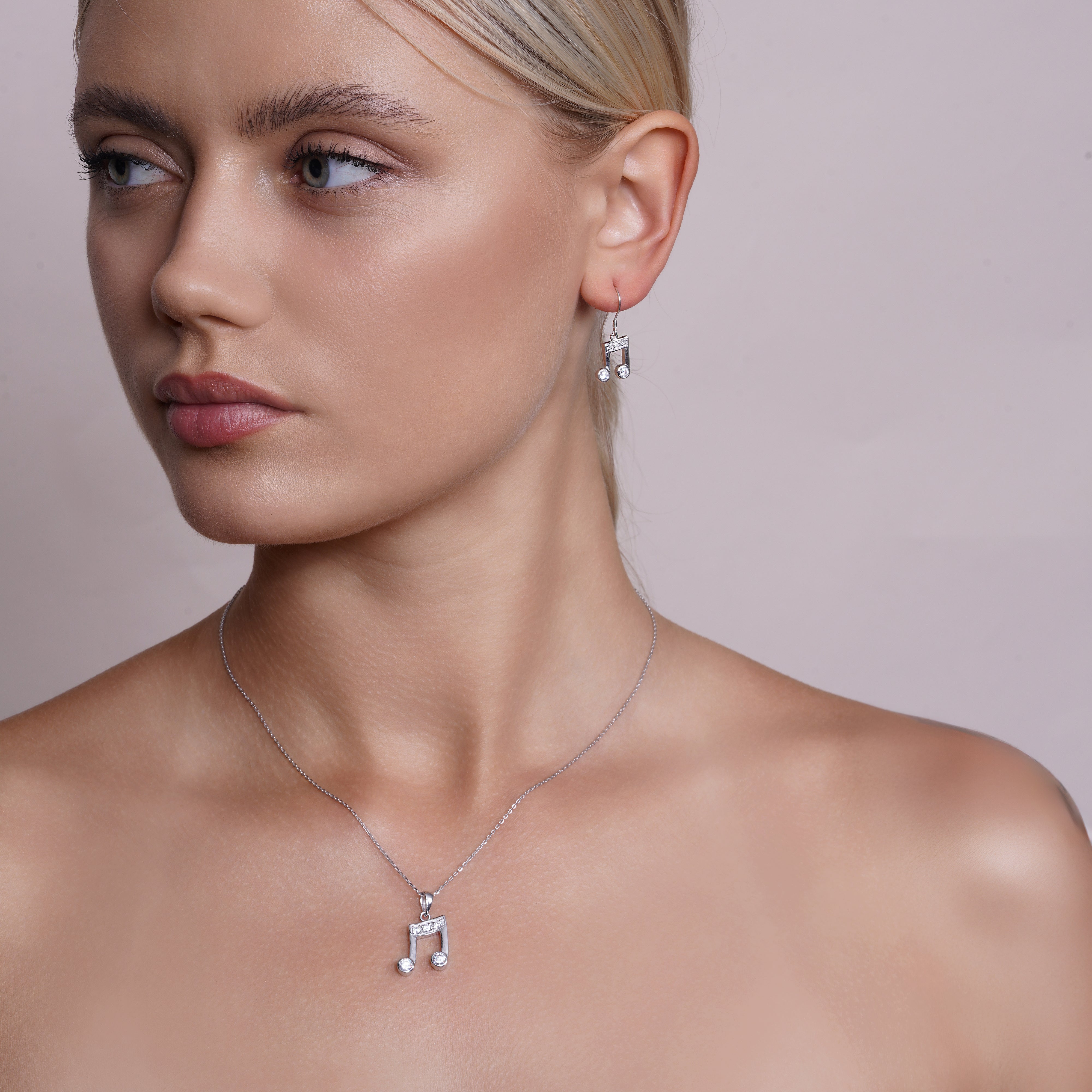 Conjunto de pendientes y collar de plata de ley 925 bañada en rodio con notas musicales de circonitas - BGS00265