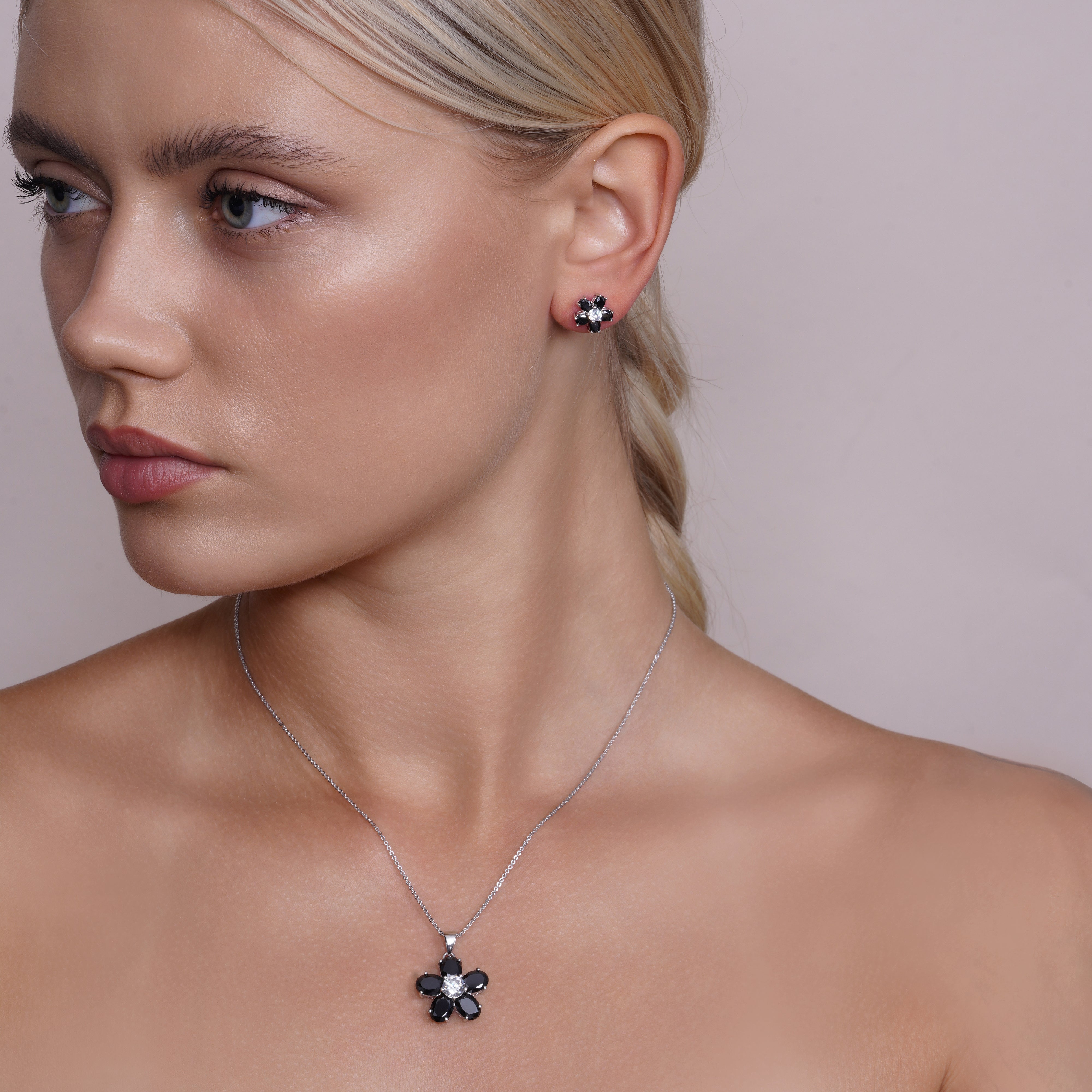 Juego de plata de ley 925 chapada en rodio con circonitas transparentes y negras en forma de flor - BGS00267
