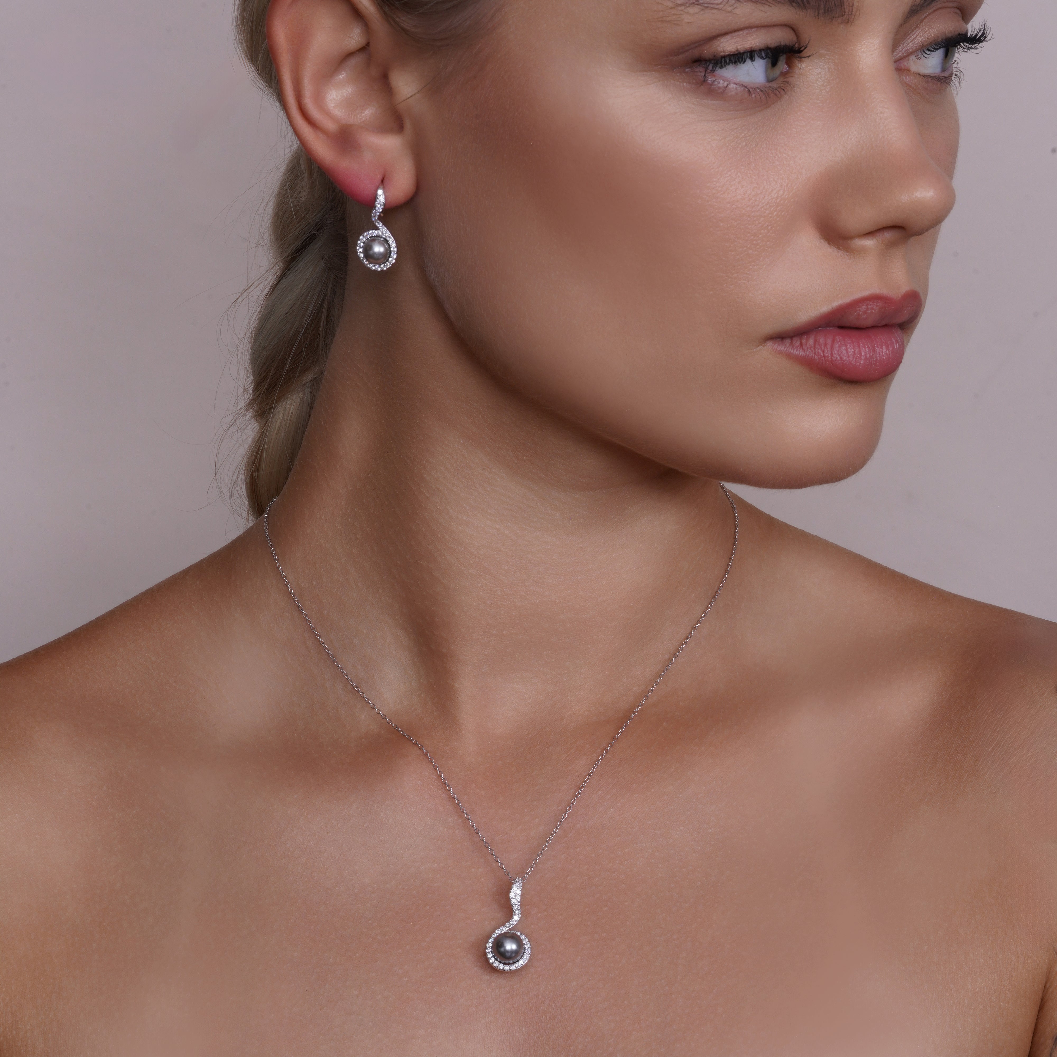 Juego de collar y aretes colgantes con circonita transparente y perla negra chapada en rodio de plata 925 - BGS00272