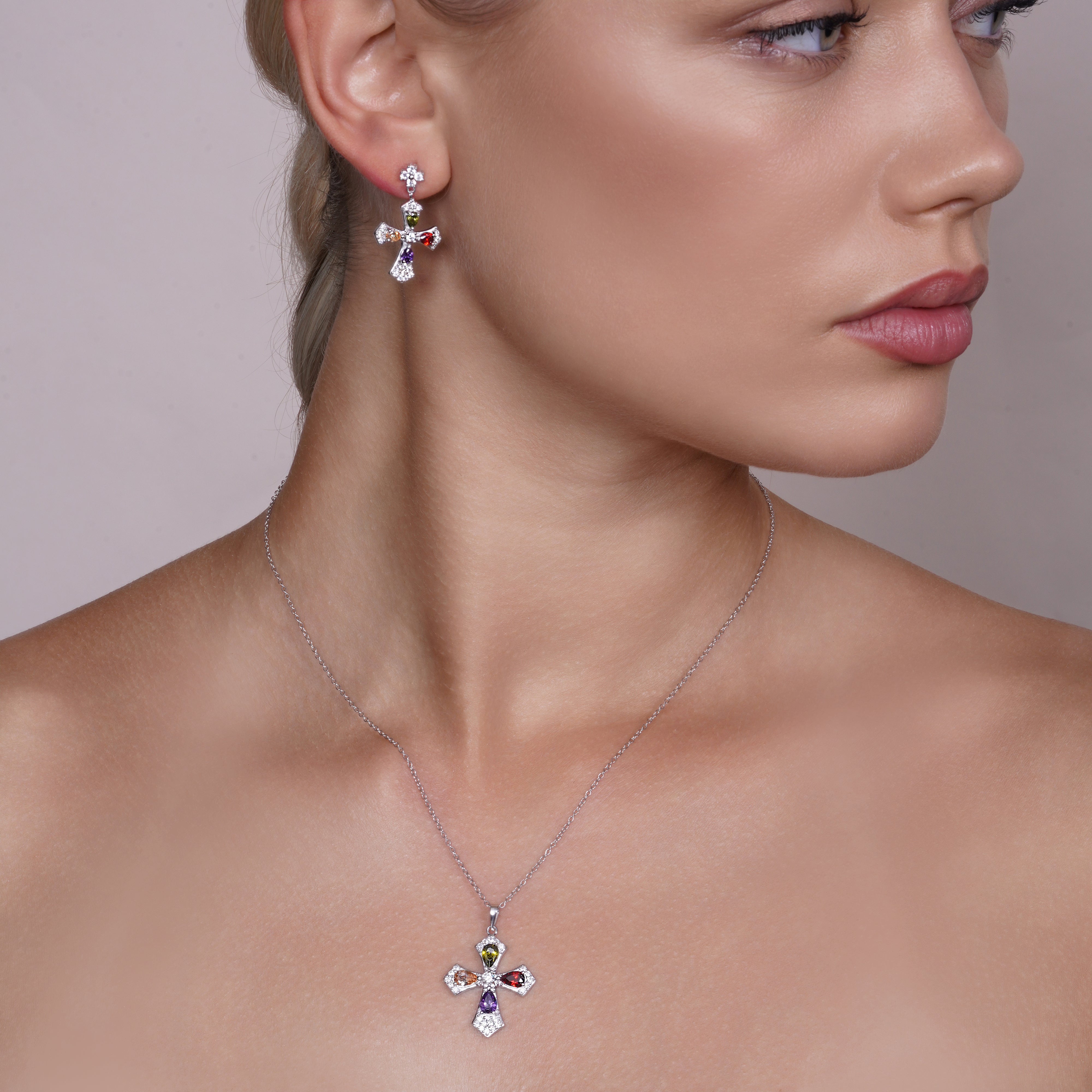 Juego de aretes y collar con cruz de circonitas cúbicas multicolor de plata 925 con baño de rodio - BGS00274