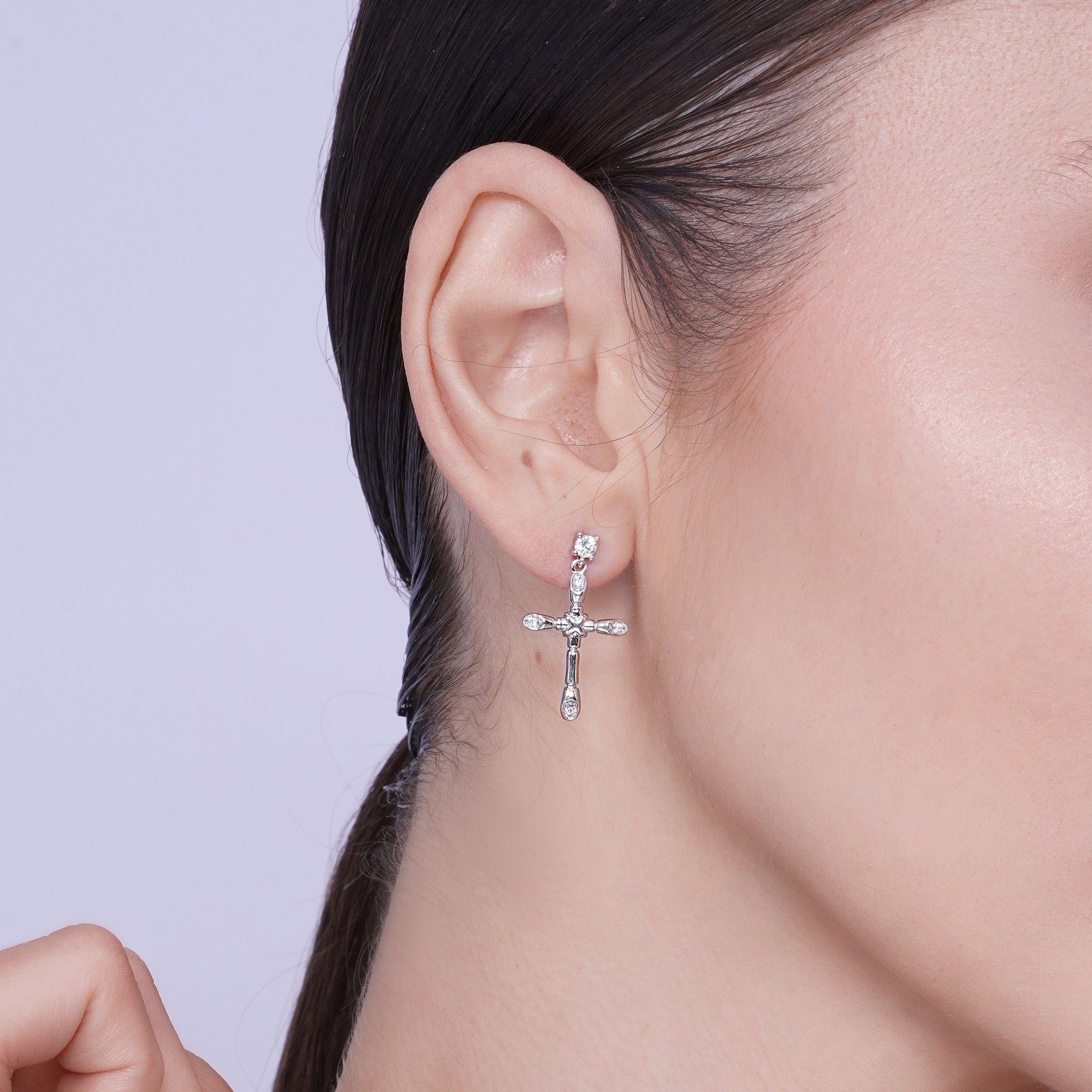 Juego de collar y aretes con cruz de hueso chapada en rodio y circonita cúbica en plata 925 - BGS00308