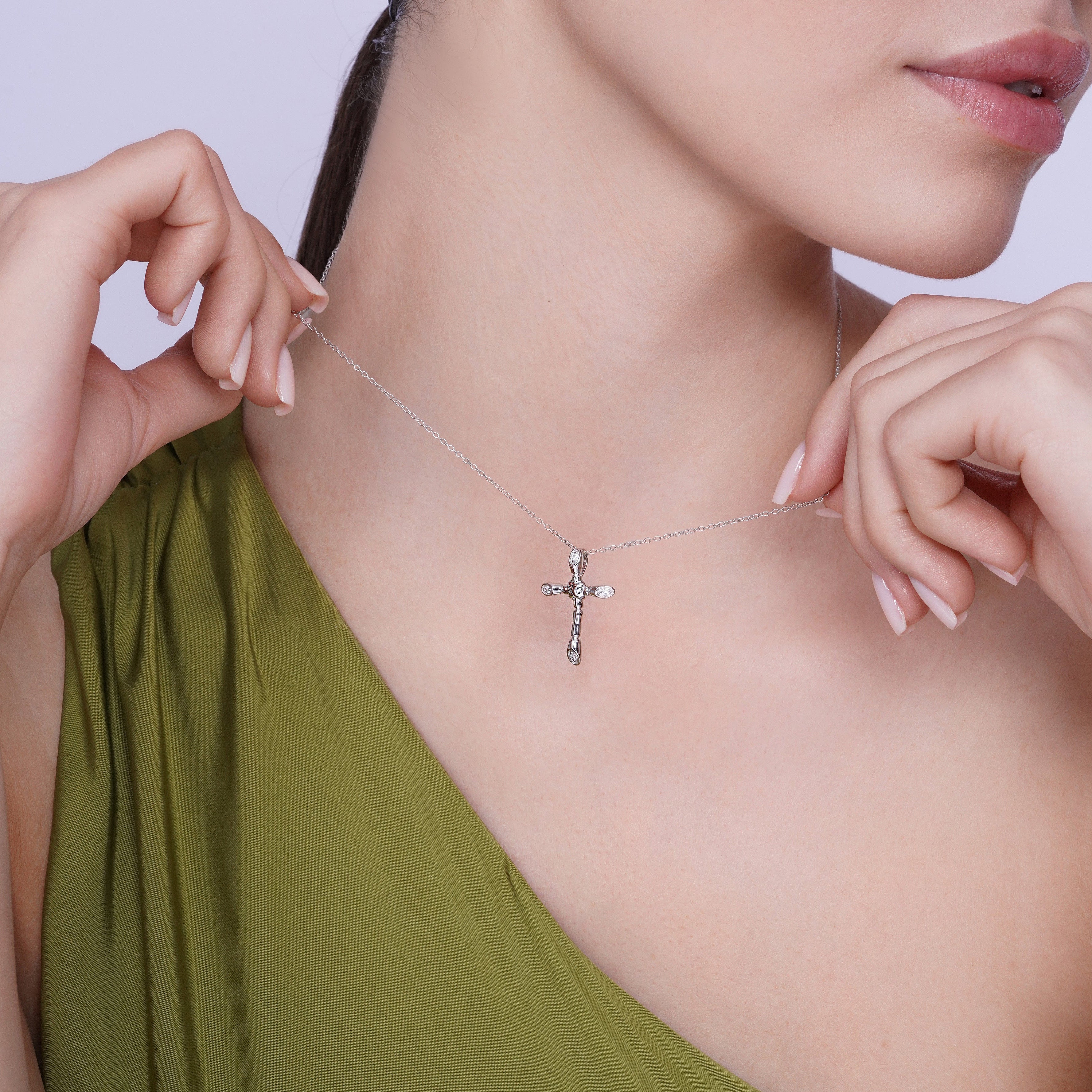 Juego de collar y aretes con cruz de hueso chapada en rodio y circonita cúbica en plata 925 - BGS00308