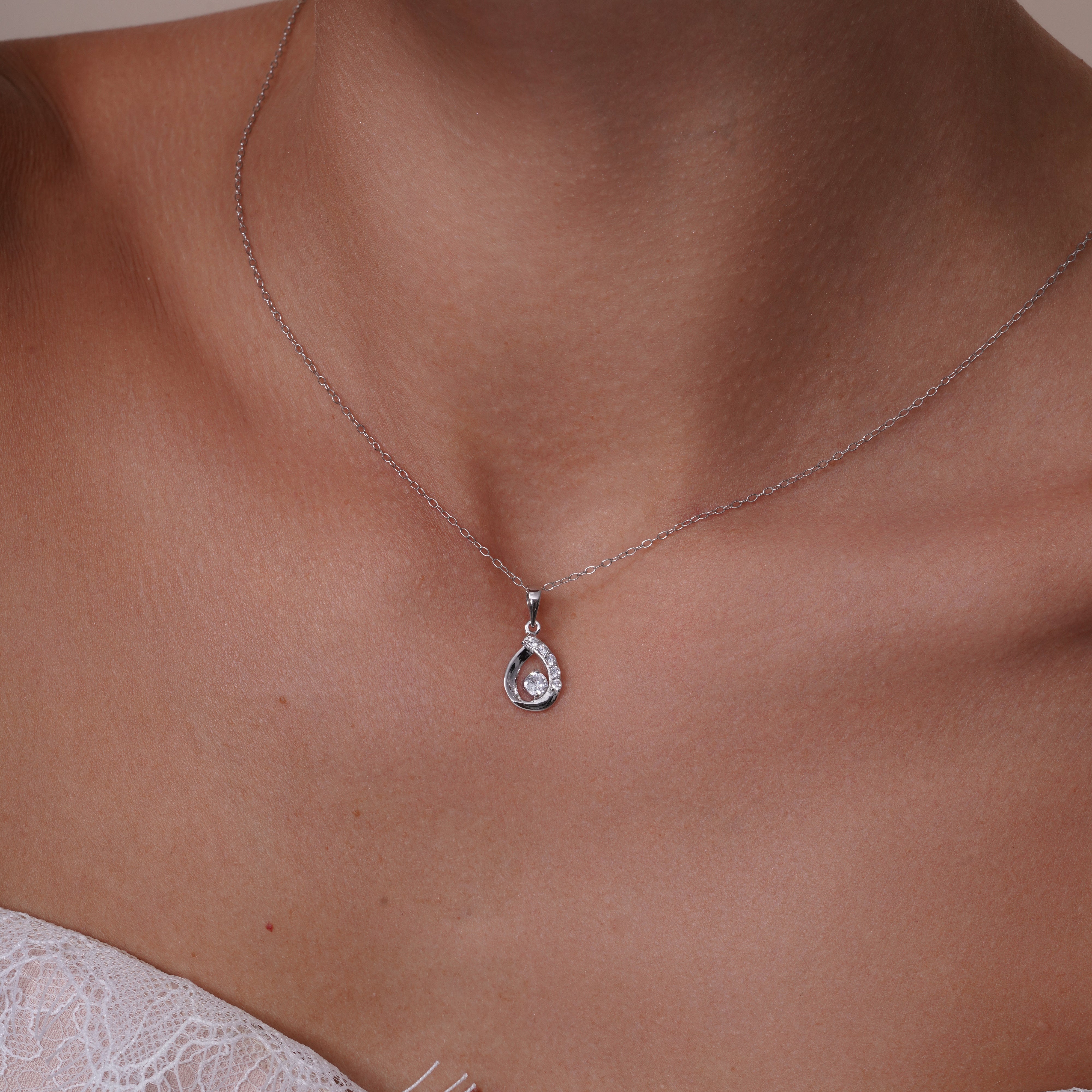 Juego de aretes y collar con circonita cúbica en racimo de lágrima transparente chapado en rodio en plata 925 - BGS00363