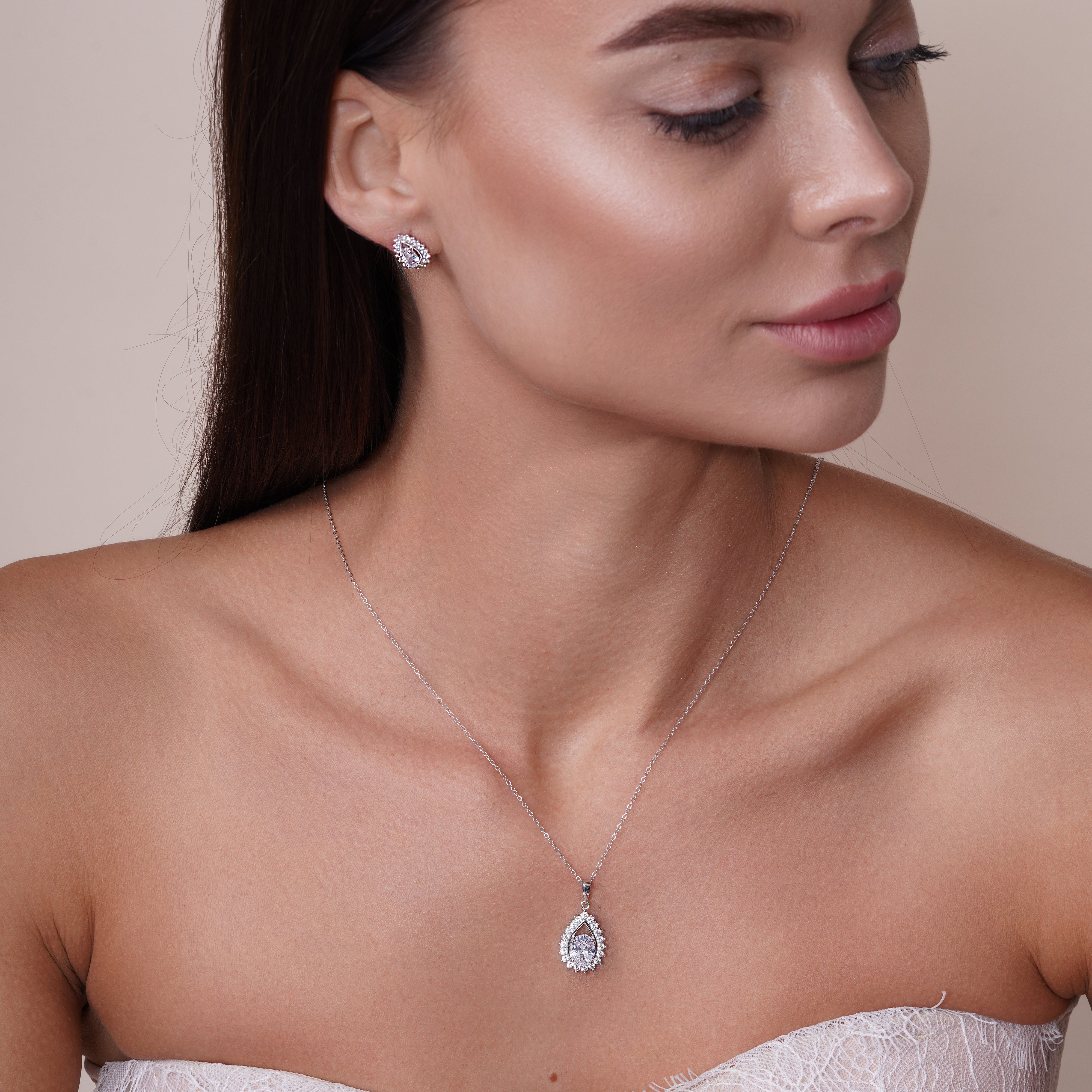 Juego de aretes y collar con circonita cúbica en racimo de lágrima transparente chapado en rodio en plata 925 - BGS00363