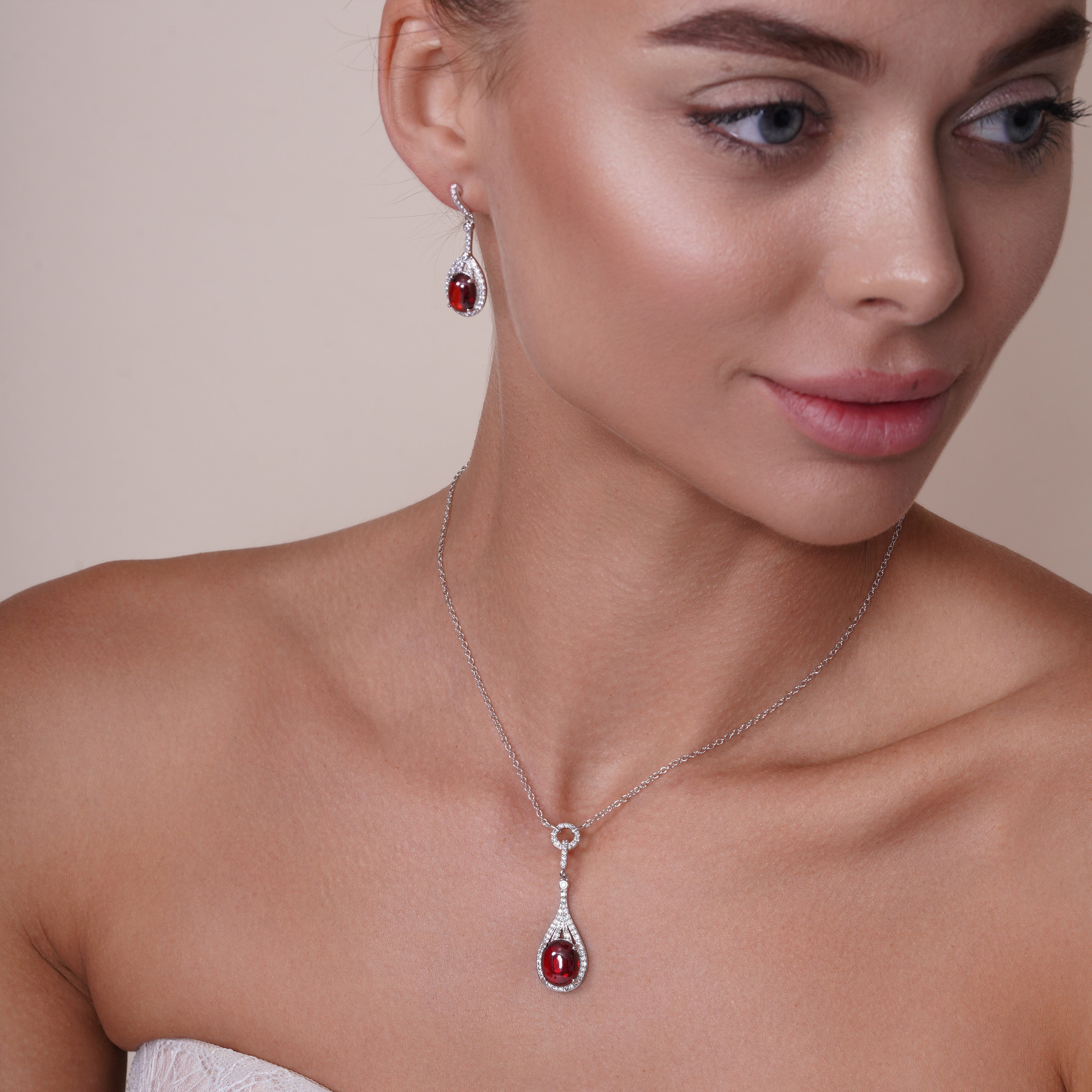 Liquidación - Conjunto de aretes y collar colgantes en forma de pera con circonitas rojas y transparentes, bañados en rodio en plata 925 - BGS00434