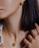 Conjunto de pendientes y collar con nudo de cuerda en plata de ley 925 bañado en oro - BGS00498GP