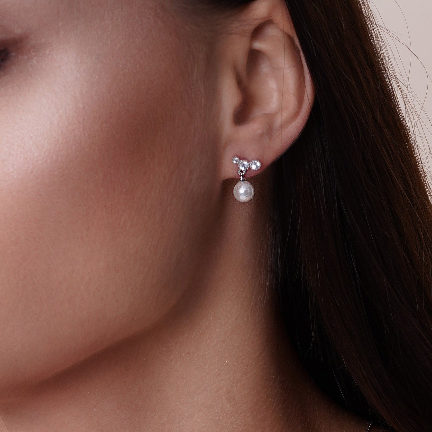 Pendientes y collar de perla blanca con circonitas cúbicas en plata de ley 925 rodiada - BGS00526