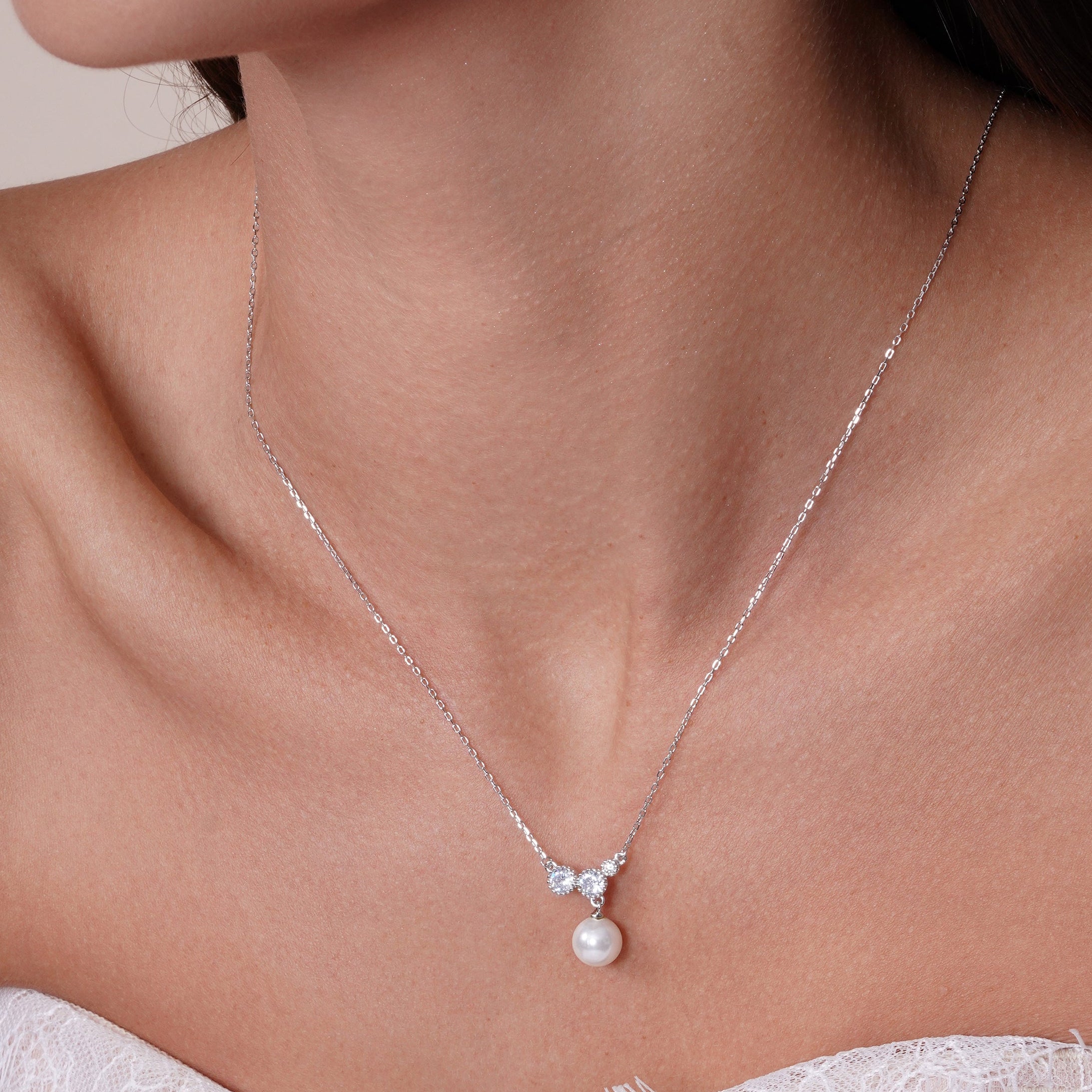 Pendientes y collar de perla blanca con circonitas cúbicas en plata de ley 925 rodiada - BGS00526