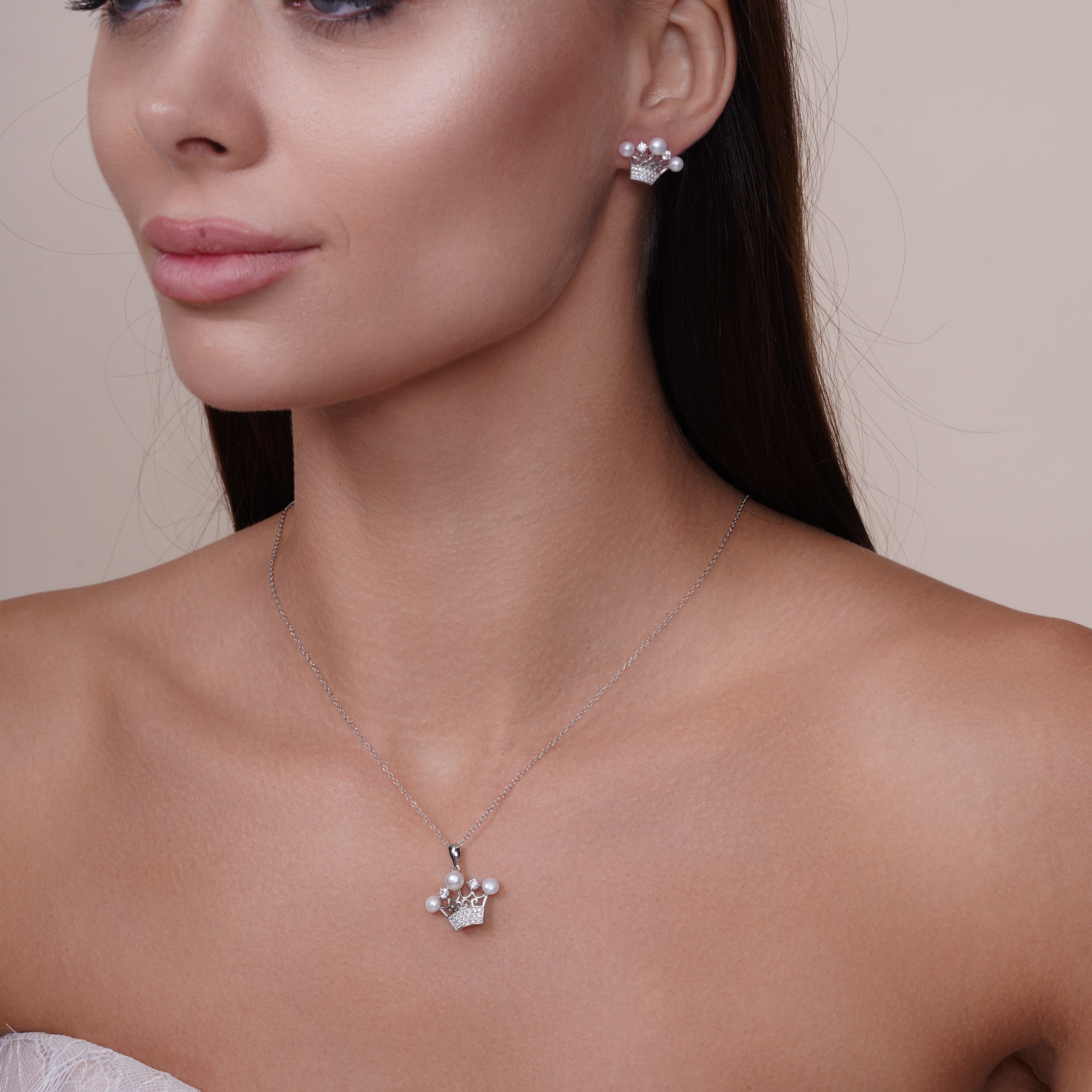 Conjunto de colgante y pendientes de corona de circonitas cúbicas en plata de ley 925 rodiada con perlas sintéticas - BGS00540