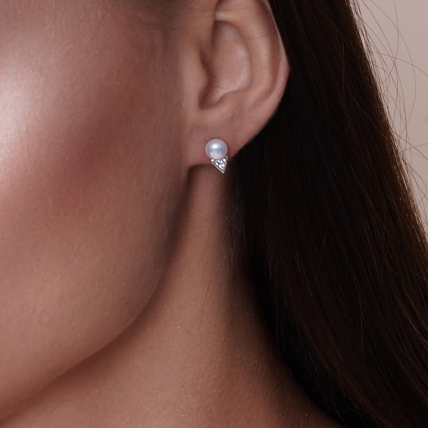 Conjunto de collar y pendientes de plata de ley 925 rodiada con colgante de triángulo y perla sintética - BGS00555