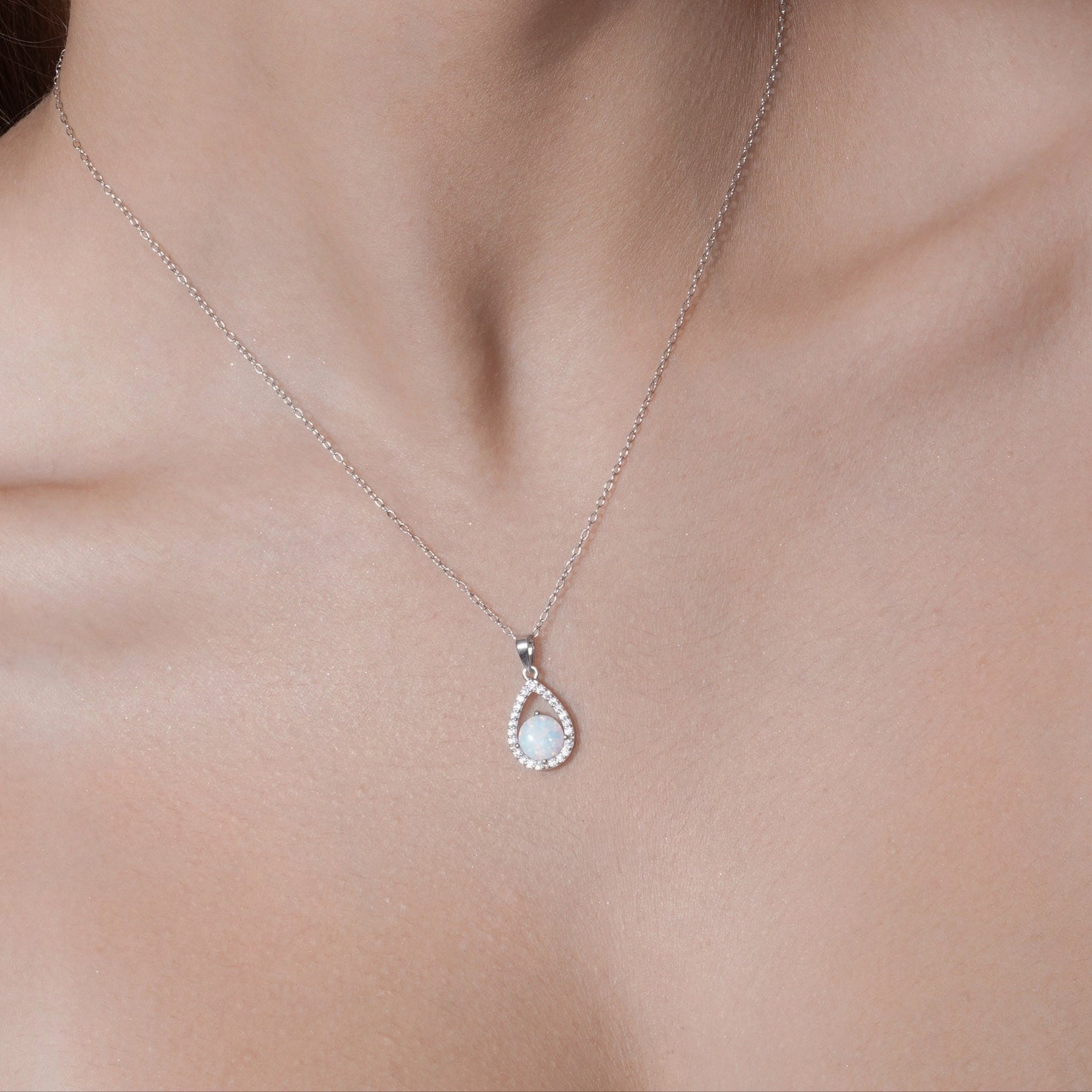 Conjunto de lágrima abierta de circonita cúbica con ópalo sintético en plata de ley 925 rodiada - BGS00586