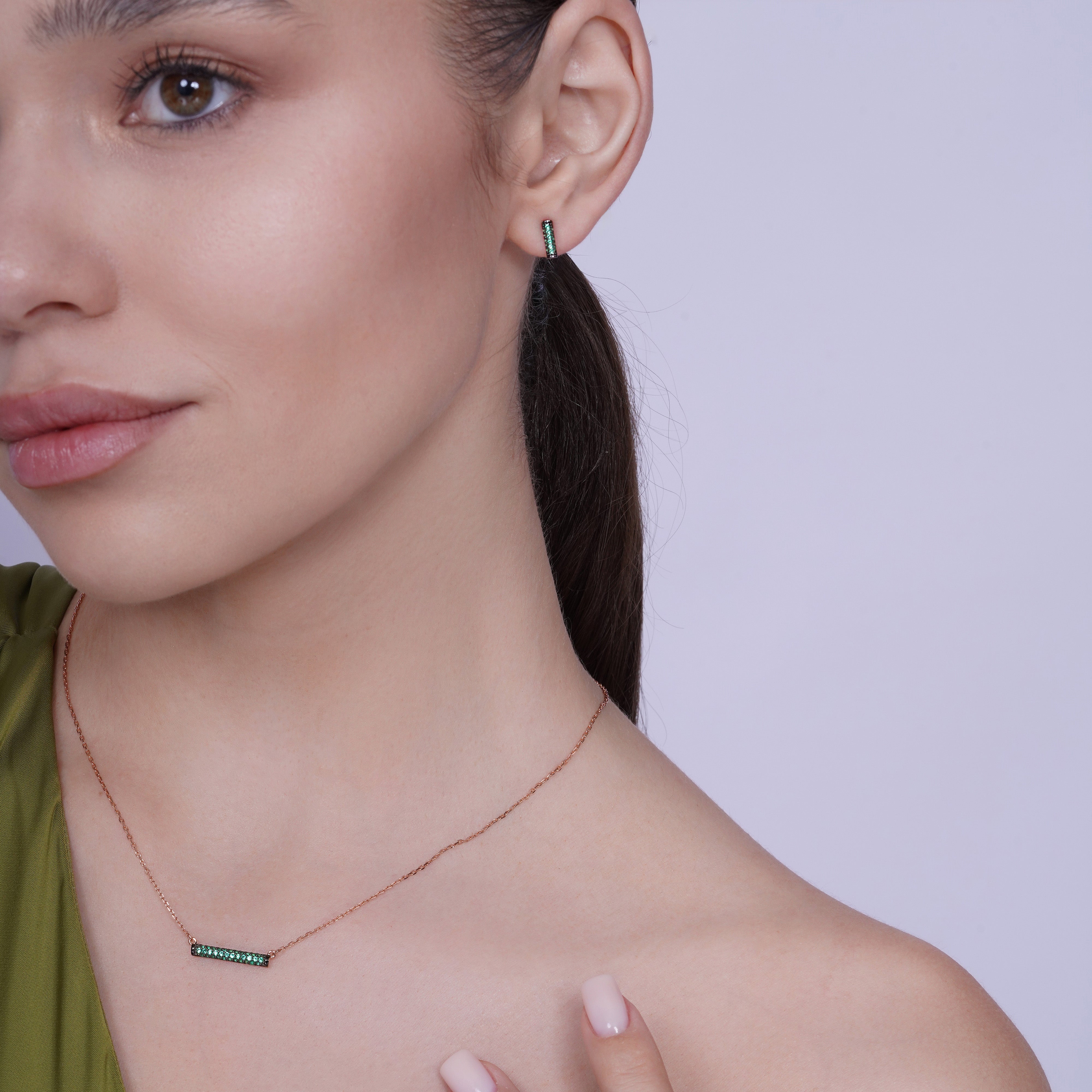 Conjunto de collar y pendientes de barra de plata de ley 925 bañados en oro rosa con circonitas verdes - BGS00604