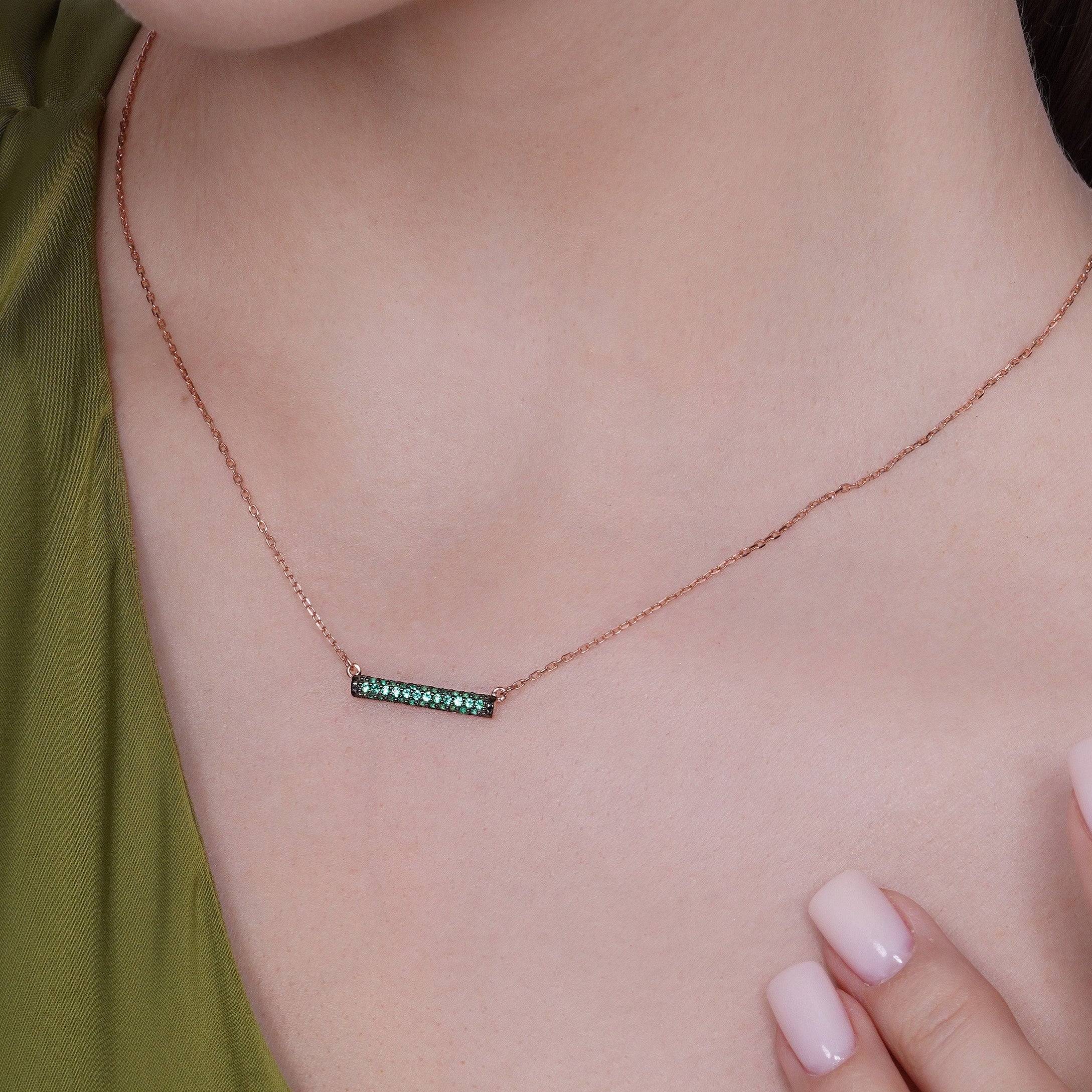 Conjunto de collar y pendientes de barra de plata de ley 925 bañados en oro rosa con circonitas verdes - BGS00604