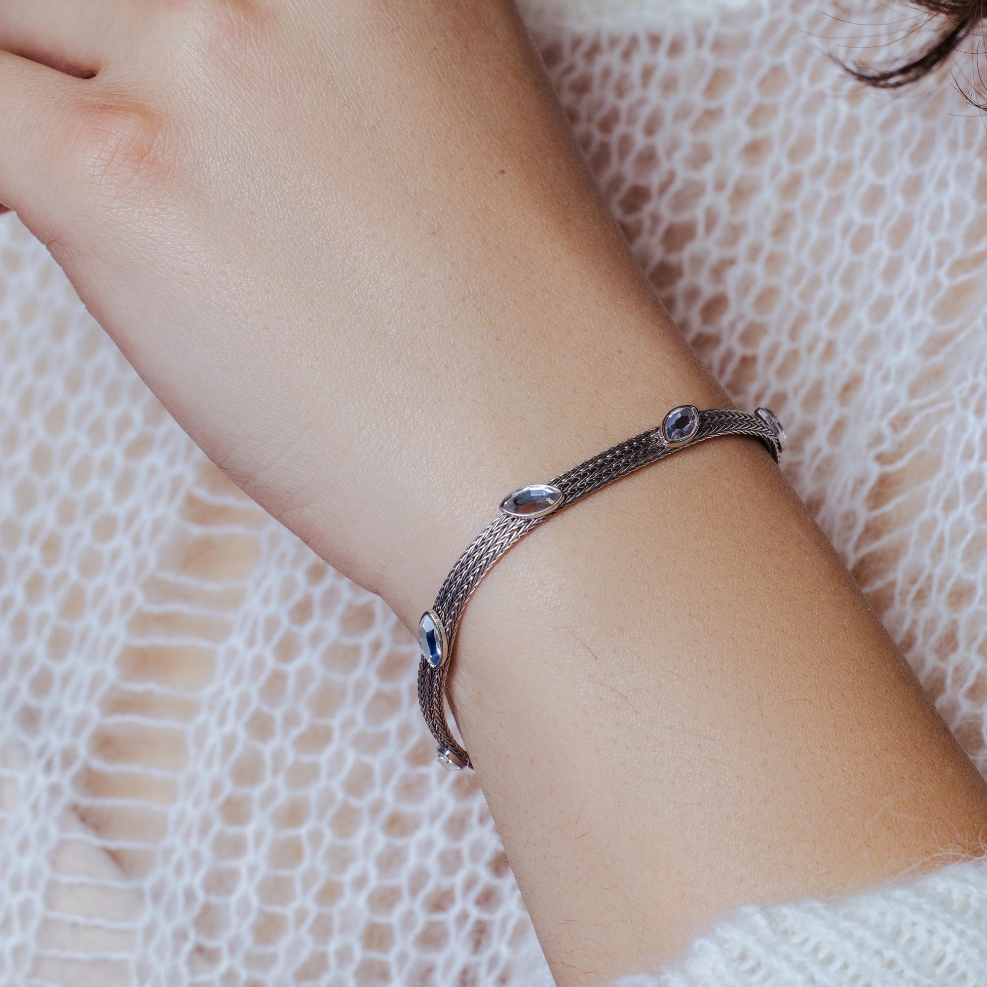 Pulsera plana de plata de ley 925 con baño de rodio negro y circonitas - ECB00048BLK