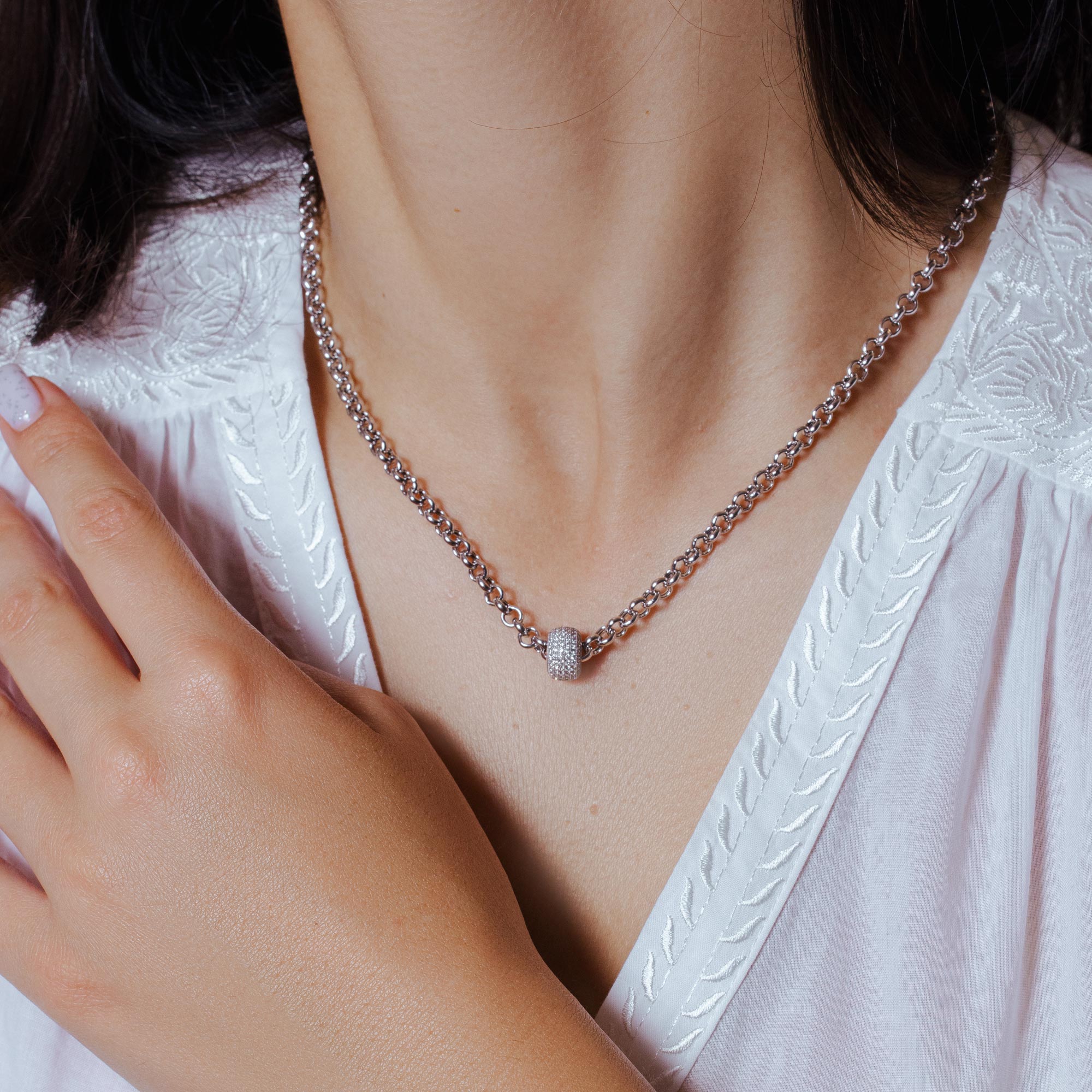 Pulsera Rolo de plata 925 chapada en rodio con cuenta central de micro pavé - ECB00047RH