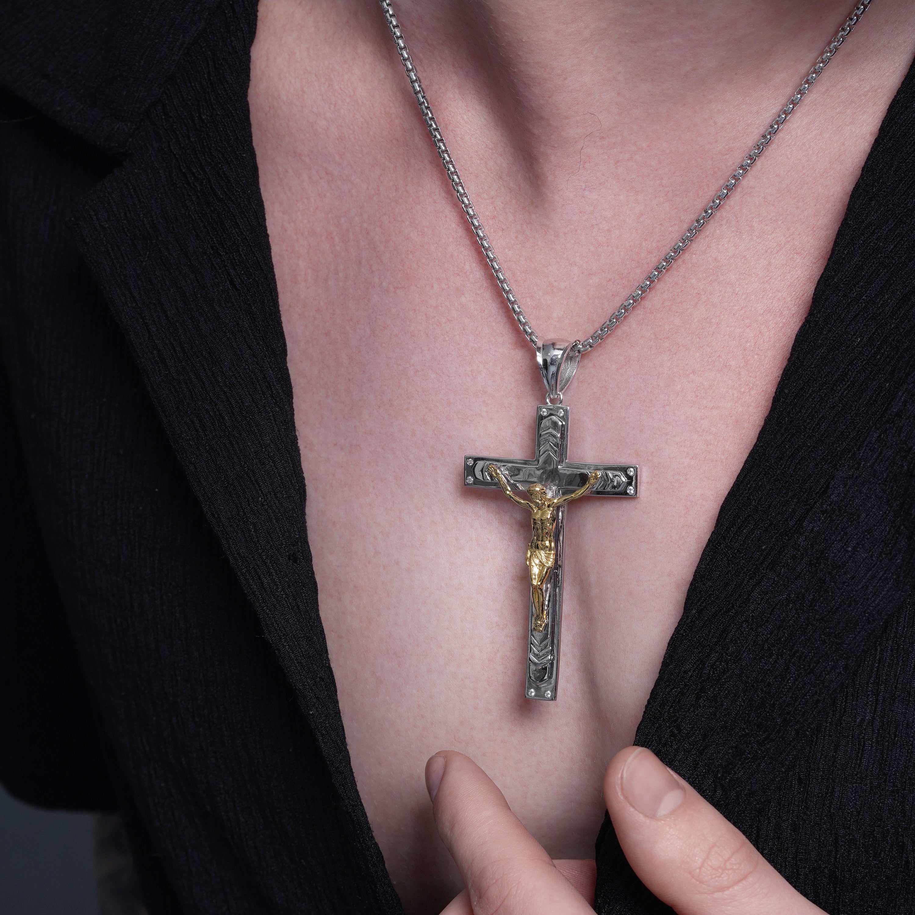 Crucifijo de plata de ley 925 con baño de dos tonos y circonitas transparentes de 40,1 mm x 62,6 mm - GMP00175RG