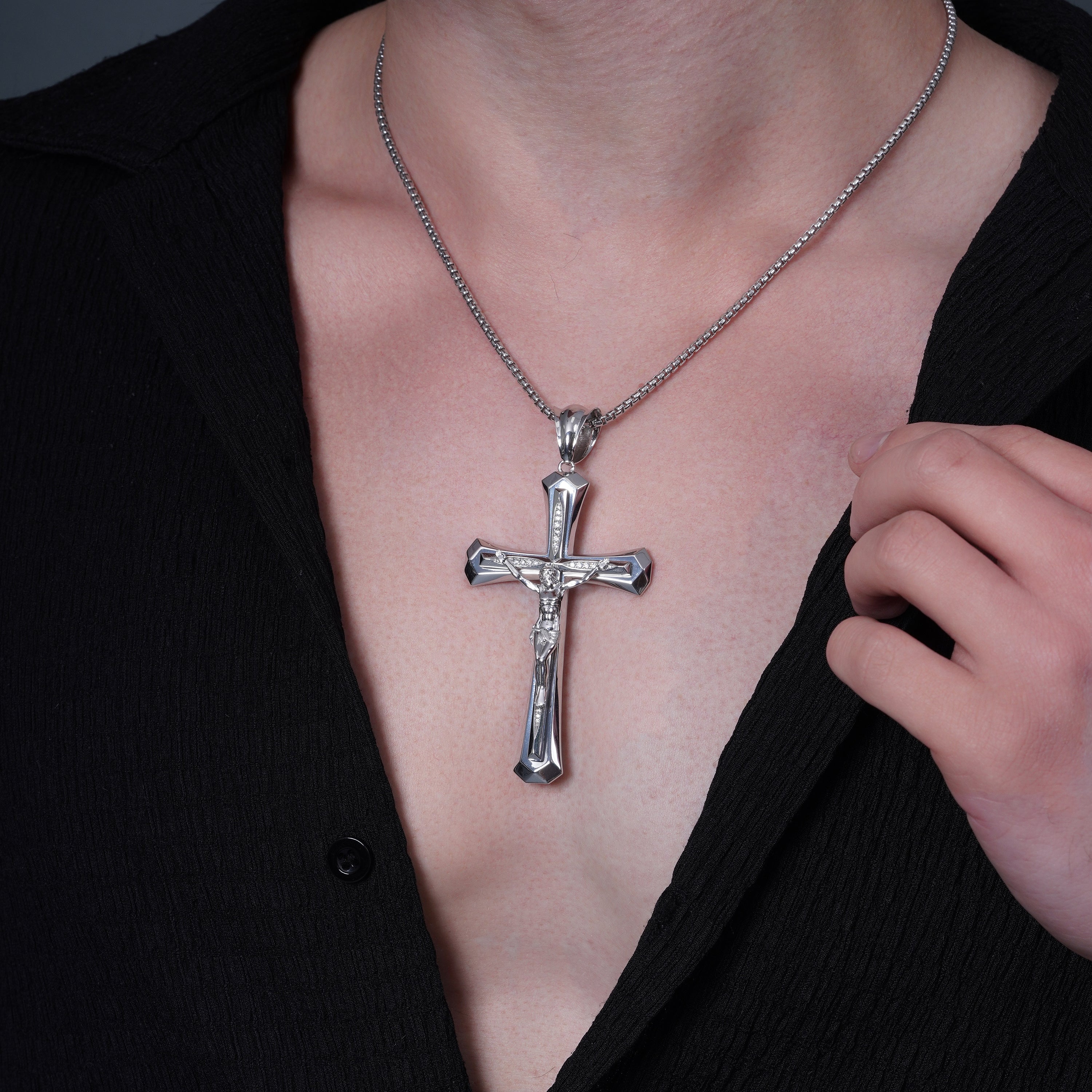 Crucifijo de Jesucristo en plata de ley 925 rodiada (46,5 mm x 76,5 mm) con circonitas transparentes - GMP00176