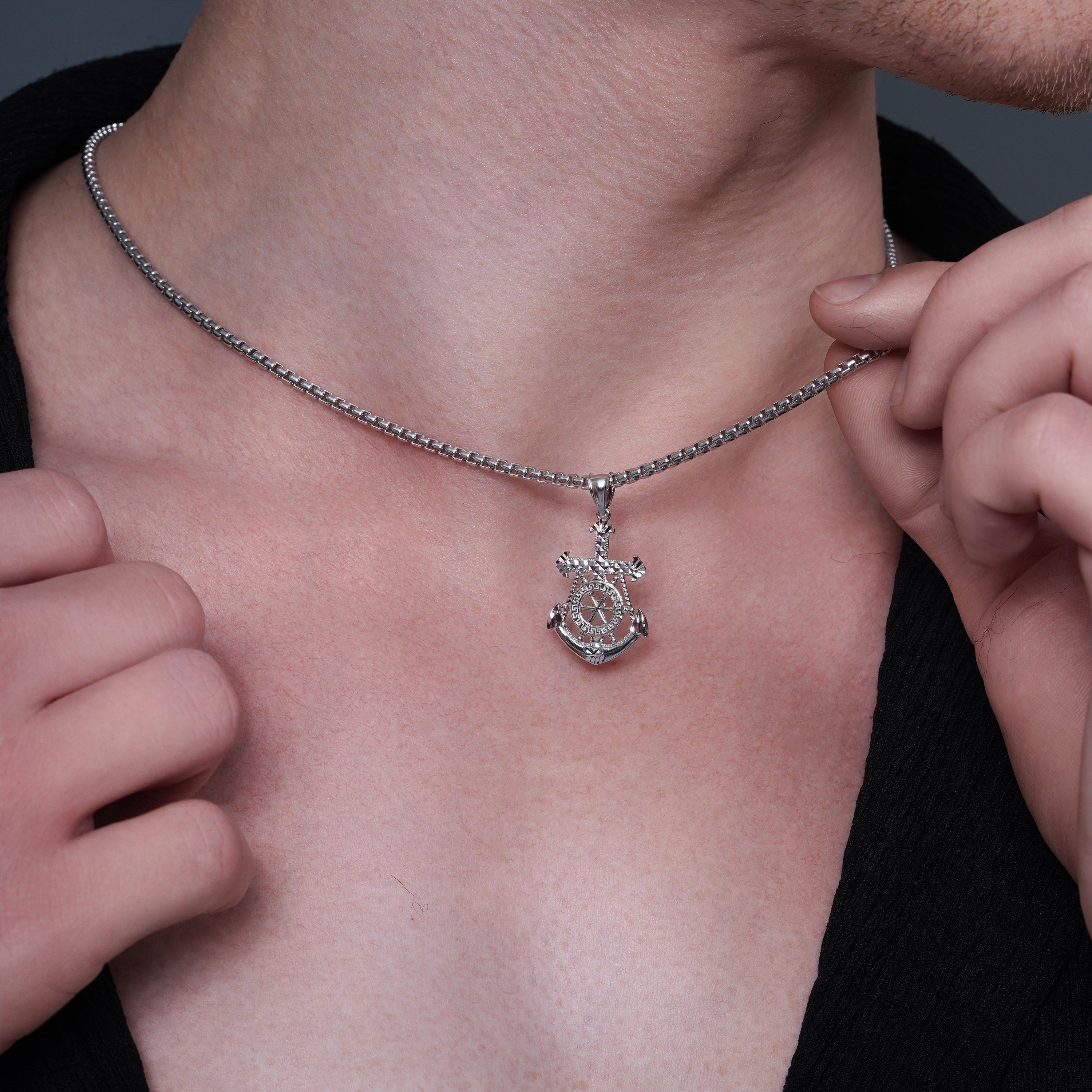 Colgante de ancla marinera con llave griega y corte de diamante en plata de ley 925 rodiada (18,4 mm x 27,3 mm) - GMP00180