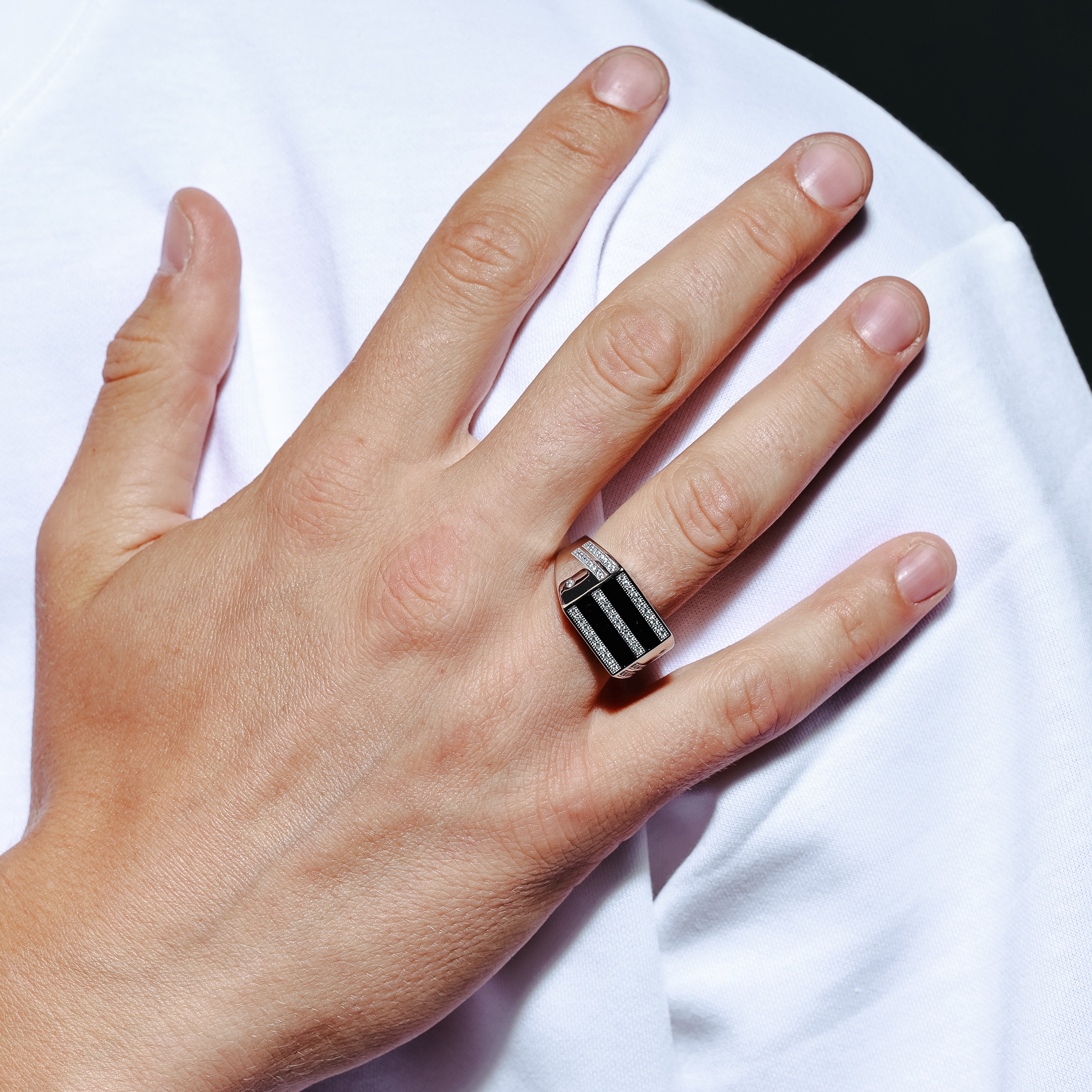 Anillo para hombre de plata de ley 925 rodiada bicolor con esmalte negro y circonitas cúbicas - GMR00217