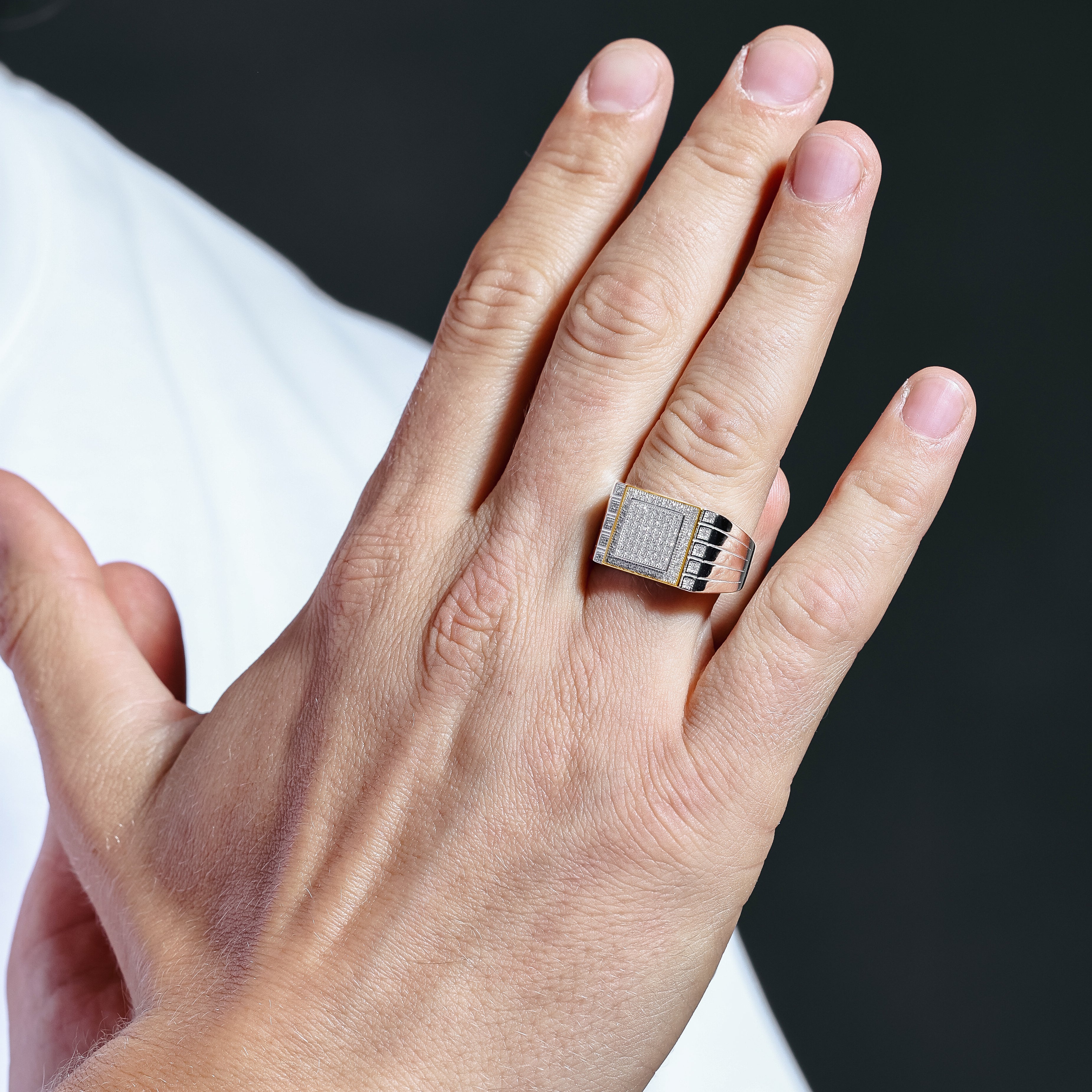 Anillo para hombre de plata de ley 925 rodiada bicolor con circonitas cuadradas incrustadas - GMR00218RG